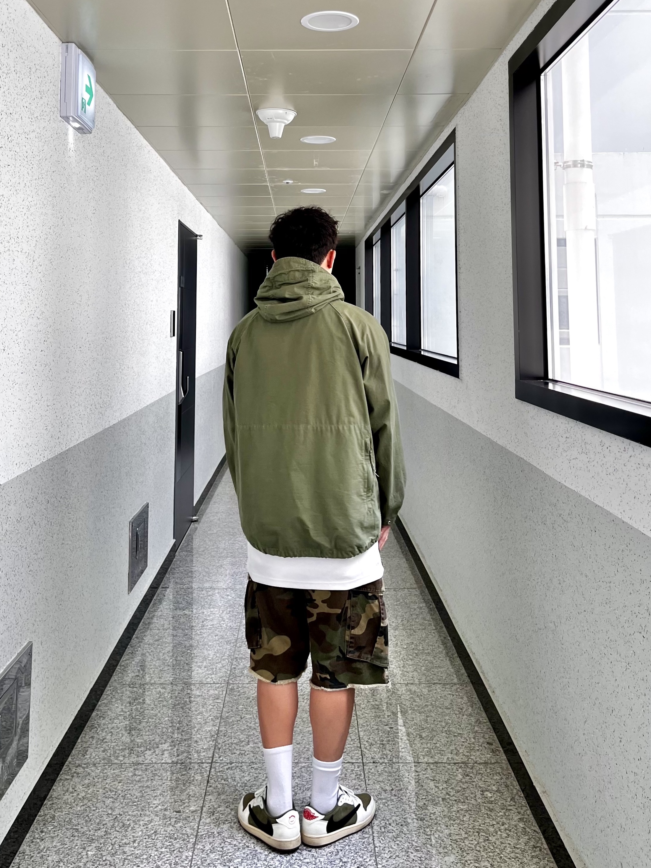 Engineered Garments CP Weather Poplin Atlantic Parka Olive, Jordan 1 x Travis Scott Retro Low OG SP Reverse Olive 착용 스타일