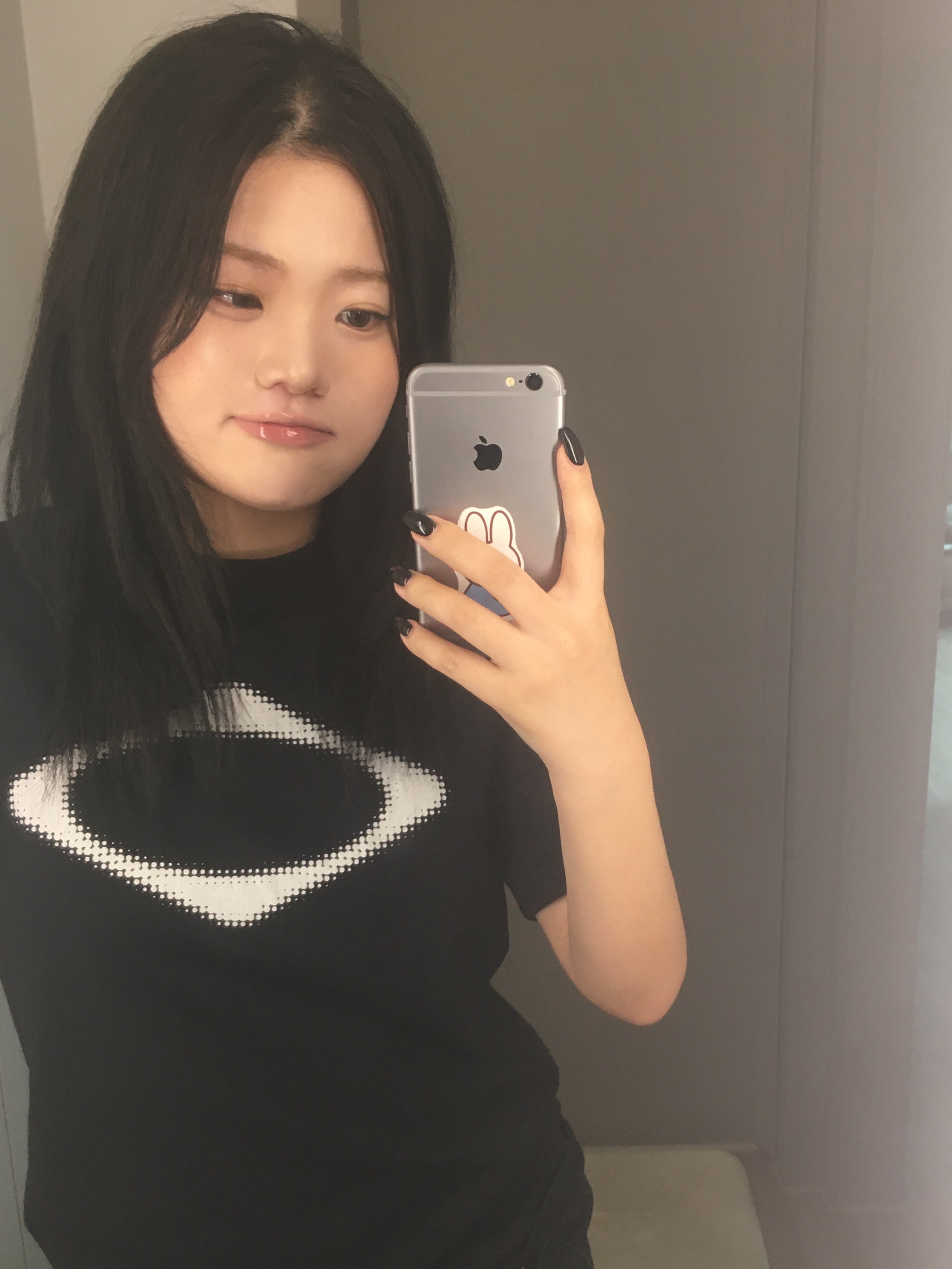 (W) Mischief Rhombus Blur T-Shirt Basic Black 착용 스타일