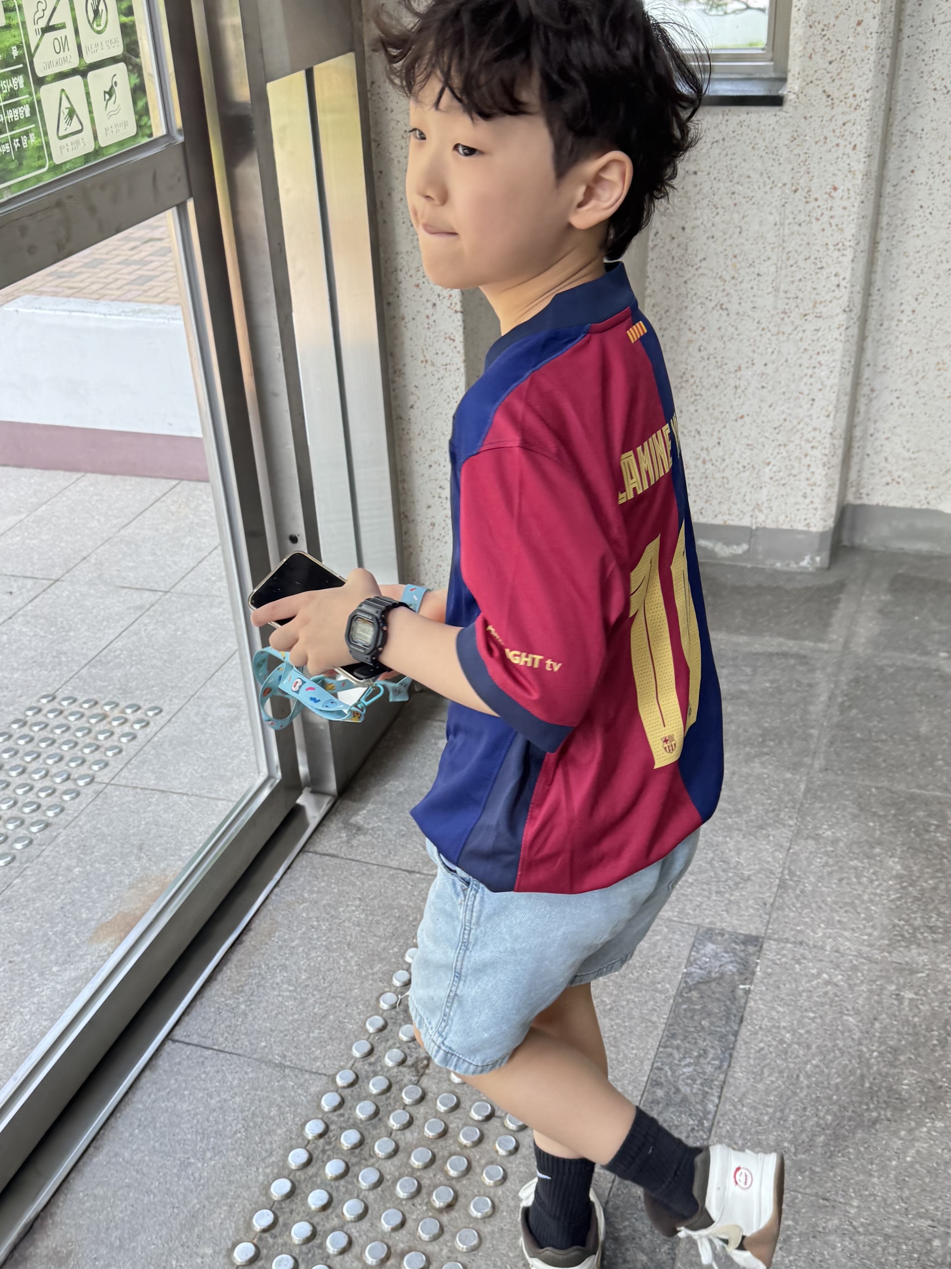 Nike FC Barcelona 2024/25 Dri-Fit Stadium Home Jersey Deep Royal Blue Noble Red (Non Marking Ver.), (PS) Jordan x Travis Scott Jumpman Jack TR Sail and Dark Mocha 착용 스타일 - 1