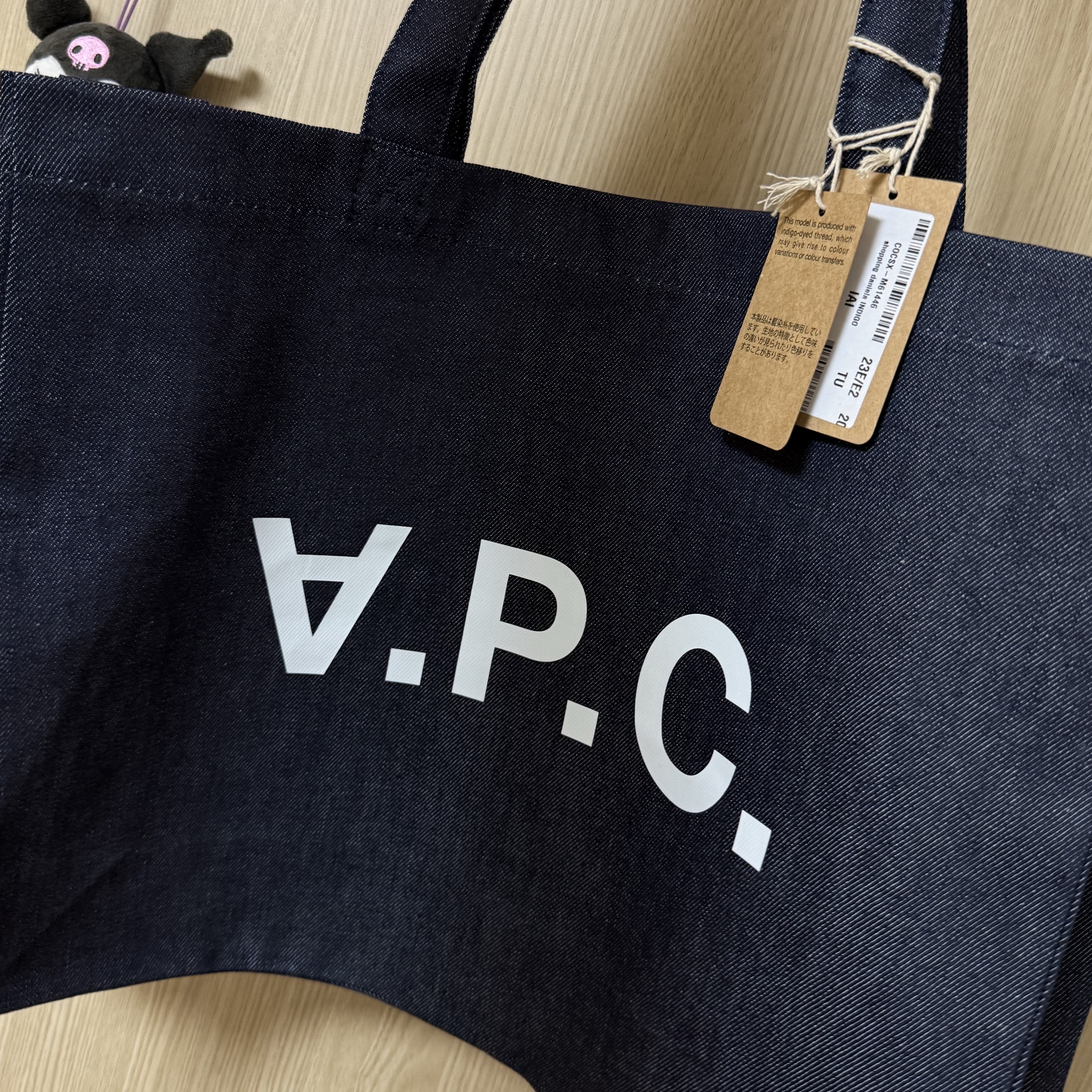 A.P.C. Daniela Shopping Bag Indigo 착용 스타일