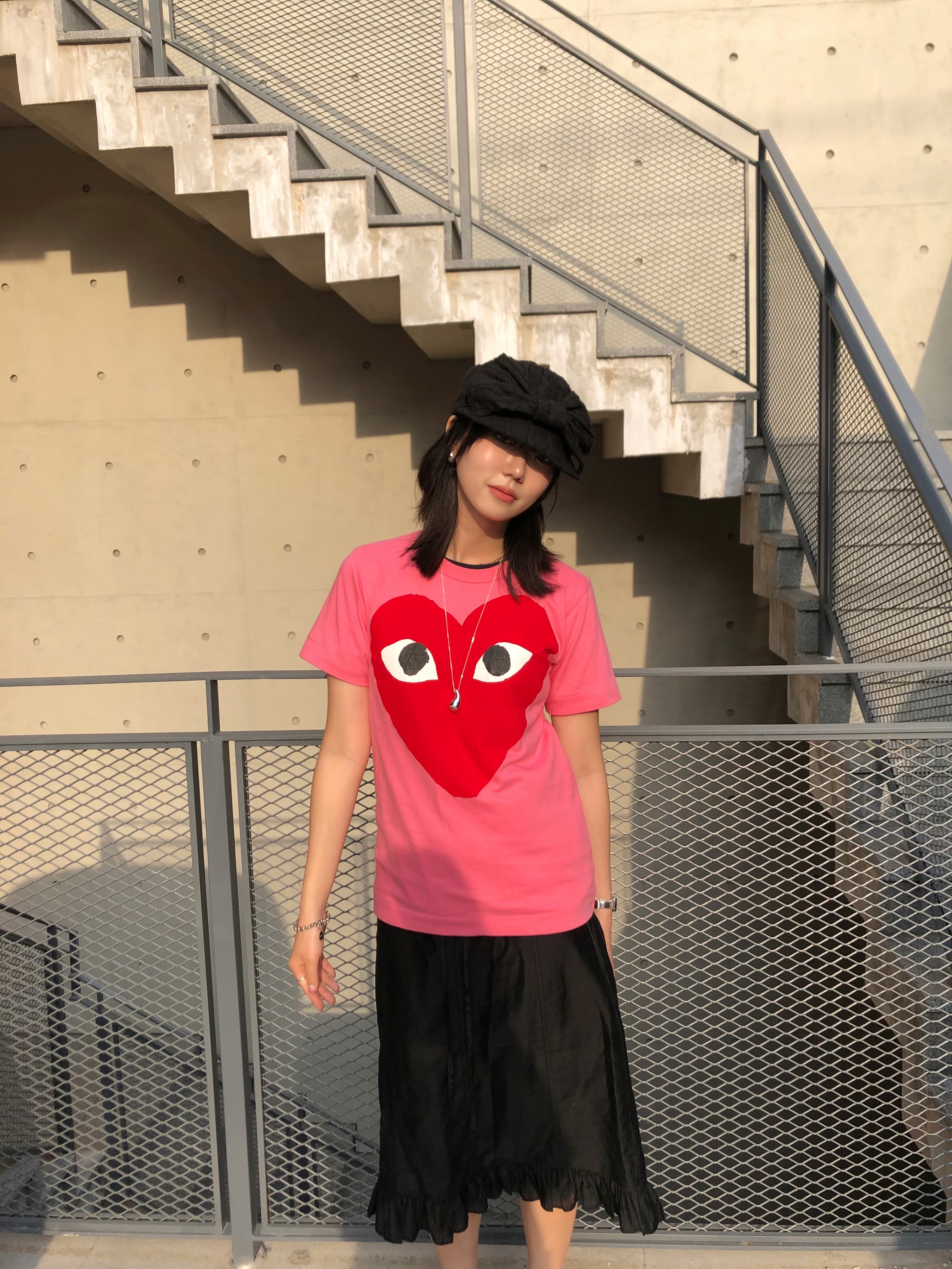 Play Comme des Garcons Big Red Heart T-Shirt Pink 착용 스타일 - 4