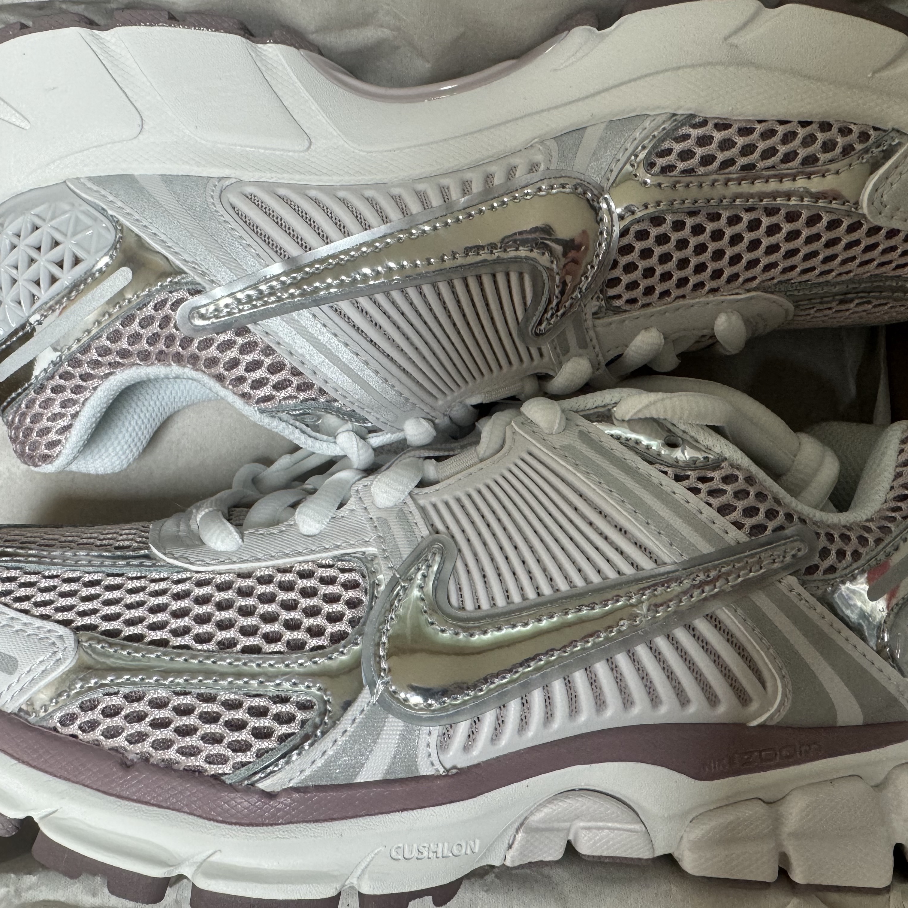 (W) Nike Zoom Vomero 5 Metallic Silver Platinum Violet 착용 스타일