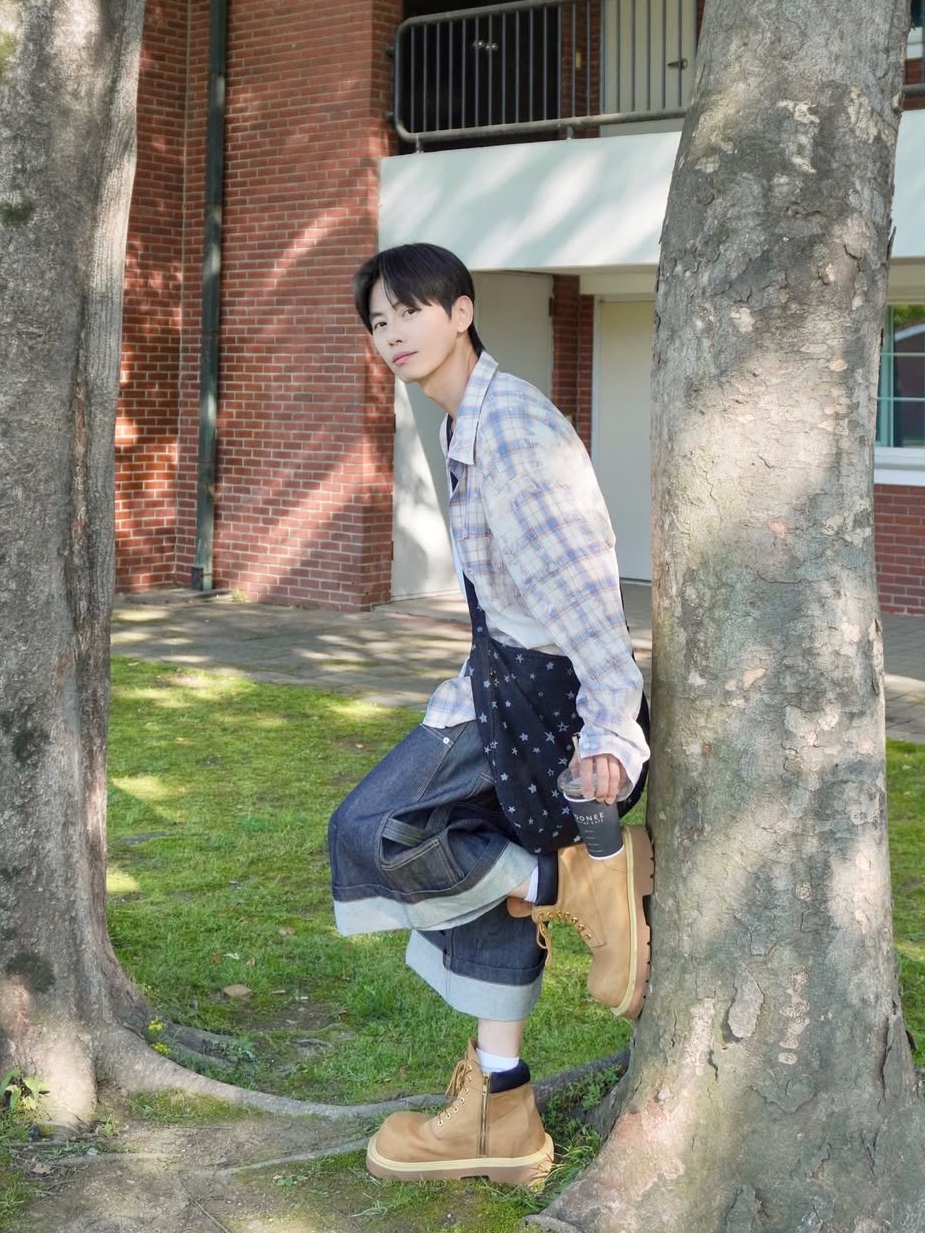 GRAILZ x KOIN SEOUL Carpenter Bermuda Denim Pants Indigo, GRAILZ Bleached Plaid Summer Shirts Blue 착용 스타일 - 3