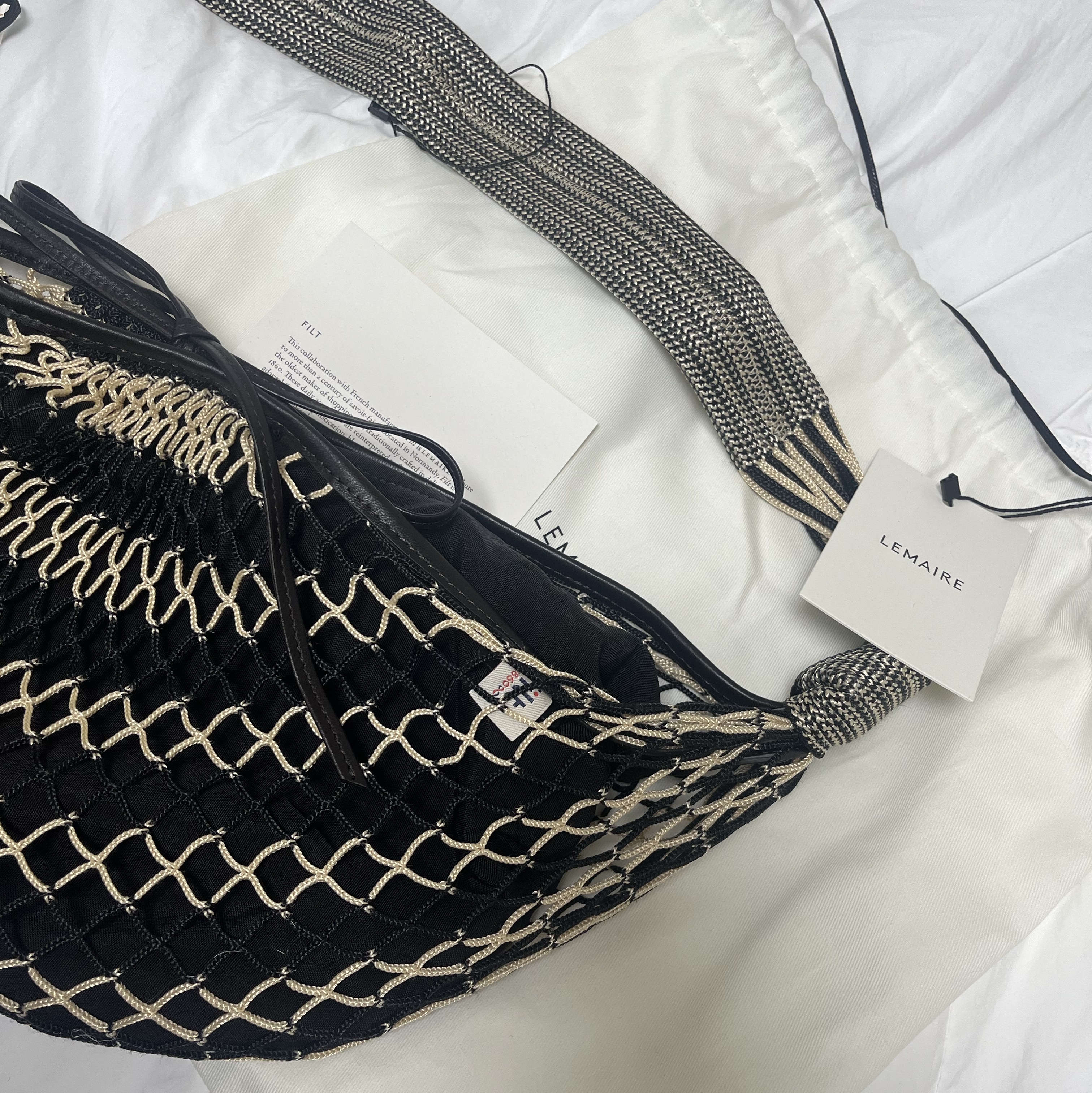 Lemaire Croissant Filt Bag Polyester Net Light Beige Black 착용 스타일 - 1