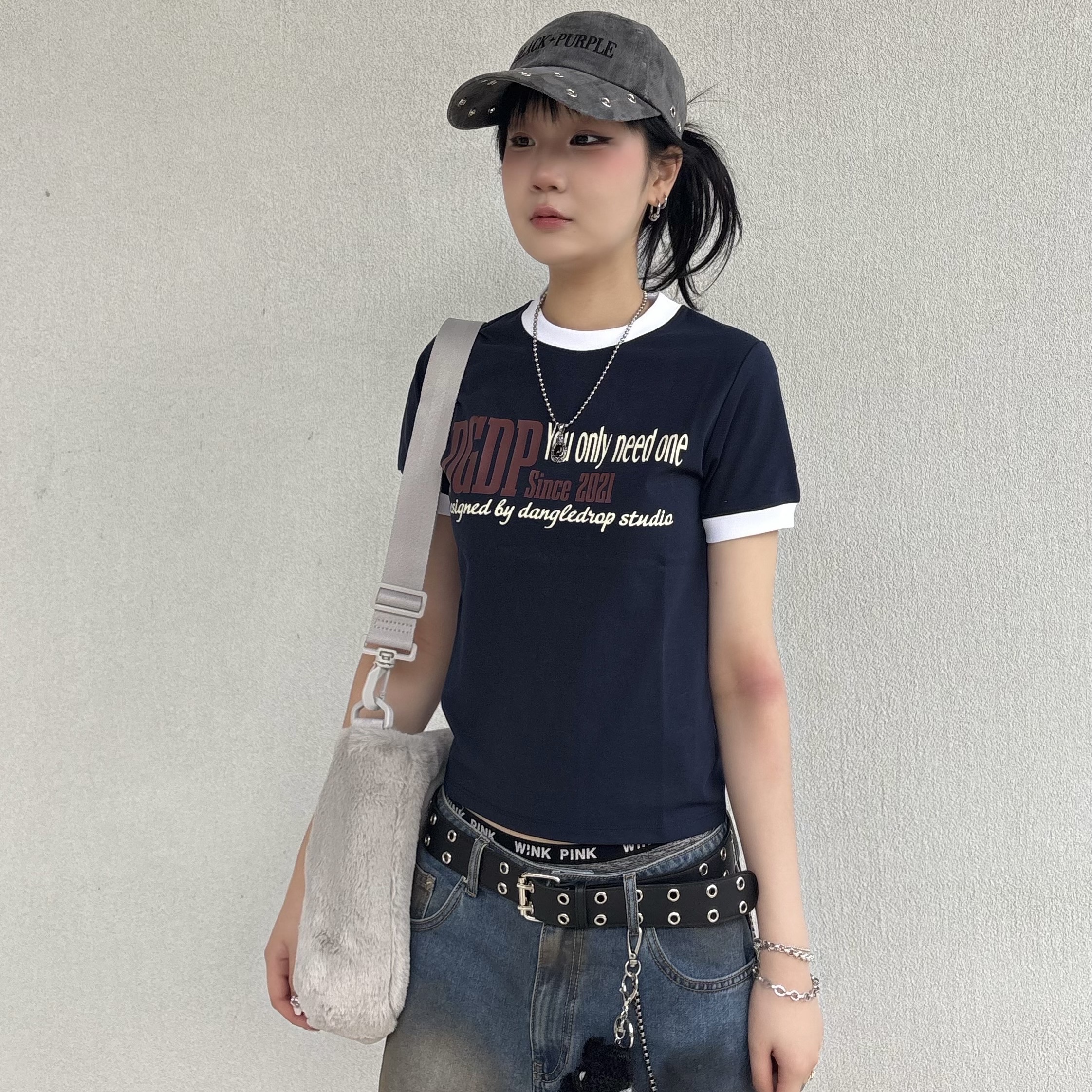 Nike NSW Faux Fur Tote Bag Light Iron Ore 착용 스타일 - 4