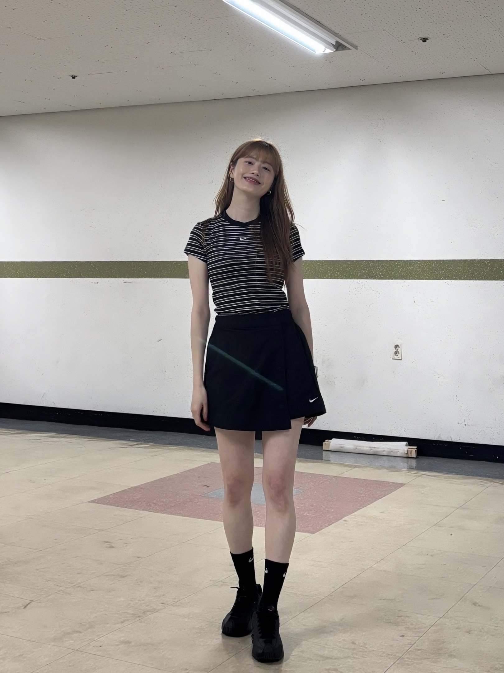 (W) Nike Shox R4 Black, (W) Nike NSW Chill Knit Slim Striped T-Shirt Black - Asia 착용 스타일 - 2