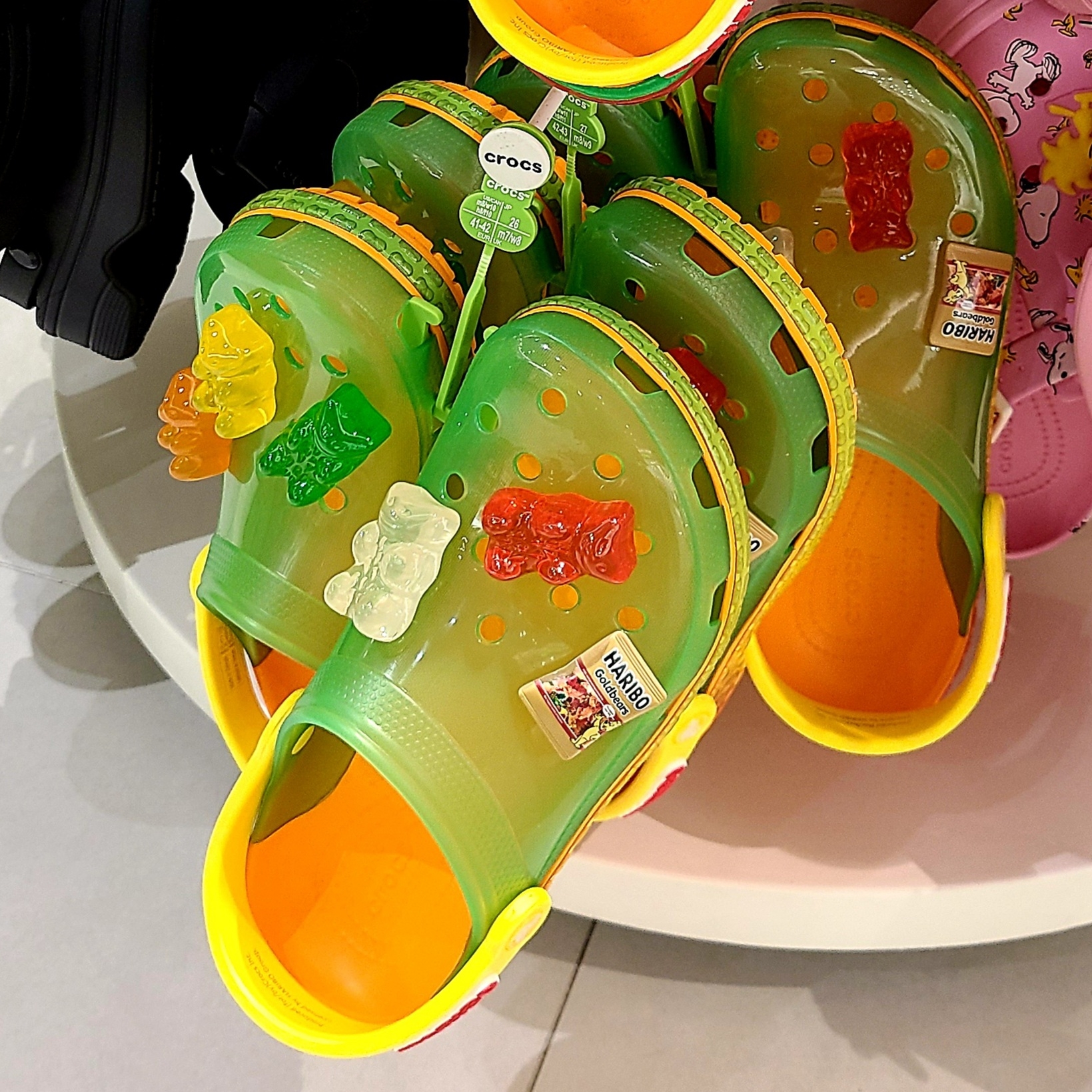 Crocs x Haribo Classic Clog Multi, (Kids) Crocs x Haribo Classic Clog Multi 착용 스타일 - 1
