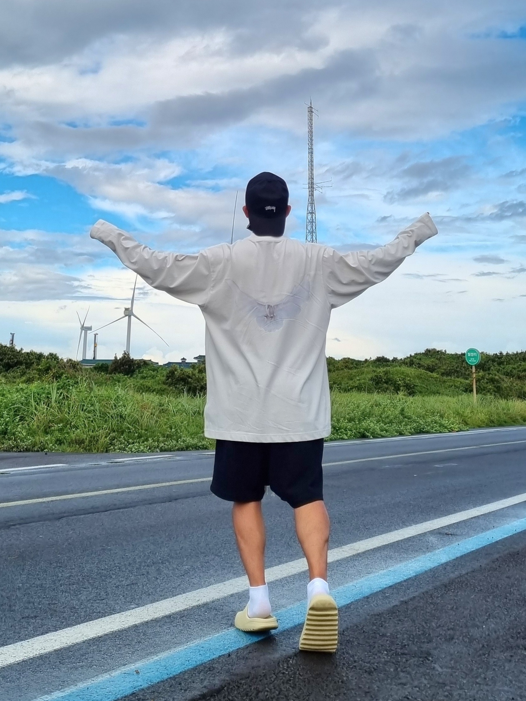 Yeezy Gap Engineered By Balenciaga Dove Long Sleeve T-Shirt White 착용 스타일