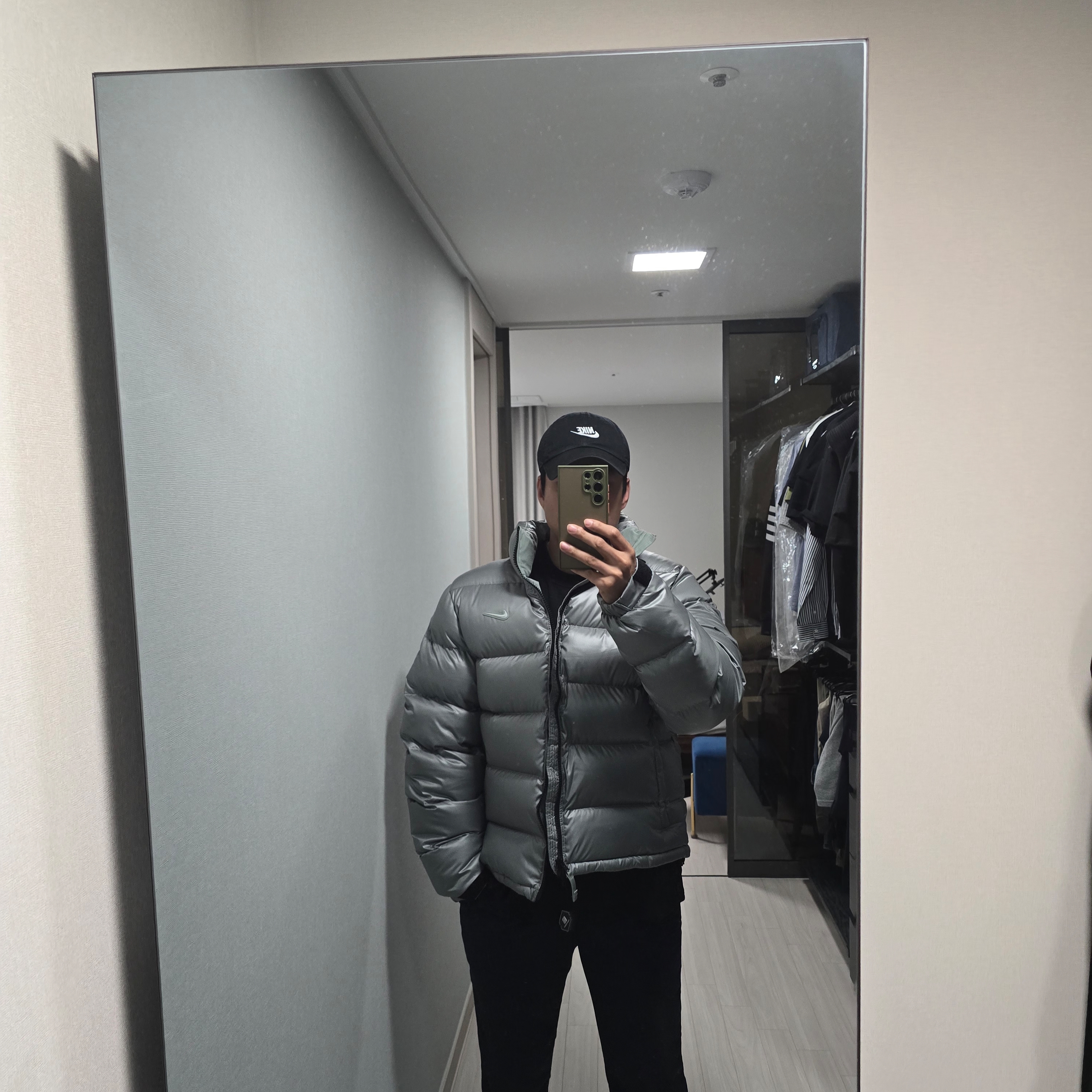 Nike x Drake Nocta Sunset Puffer Jacket Mica Green Cyber (FN8196-330) 착용 스타일 - 2