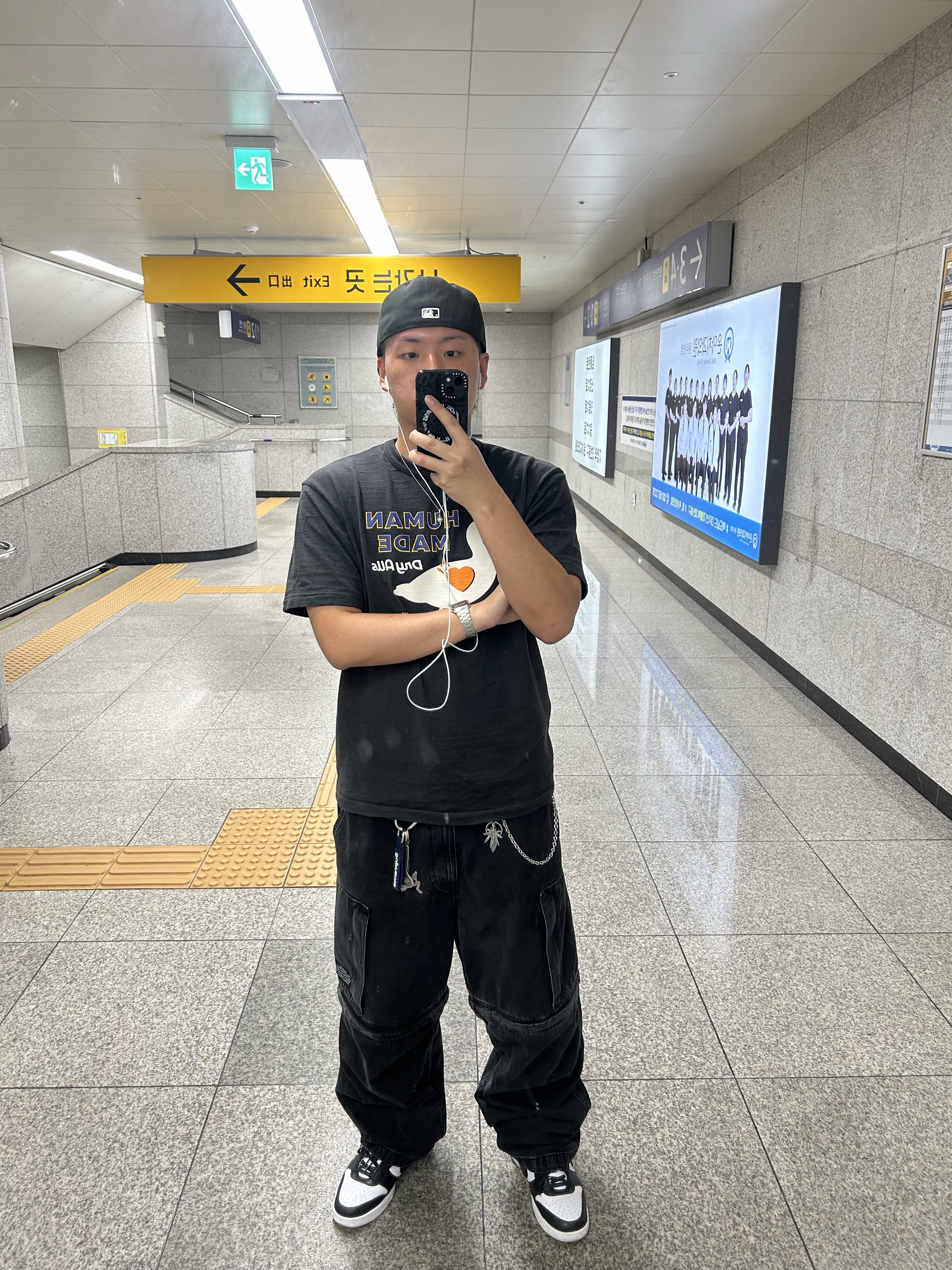 GU x Undercover Denim Convertible Wide Cargo Pants Dark Gray, Nike x Ambush Dunk High Black 착용 스타일 - 3