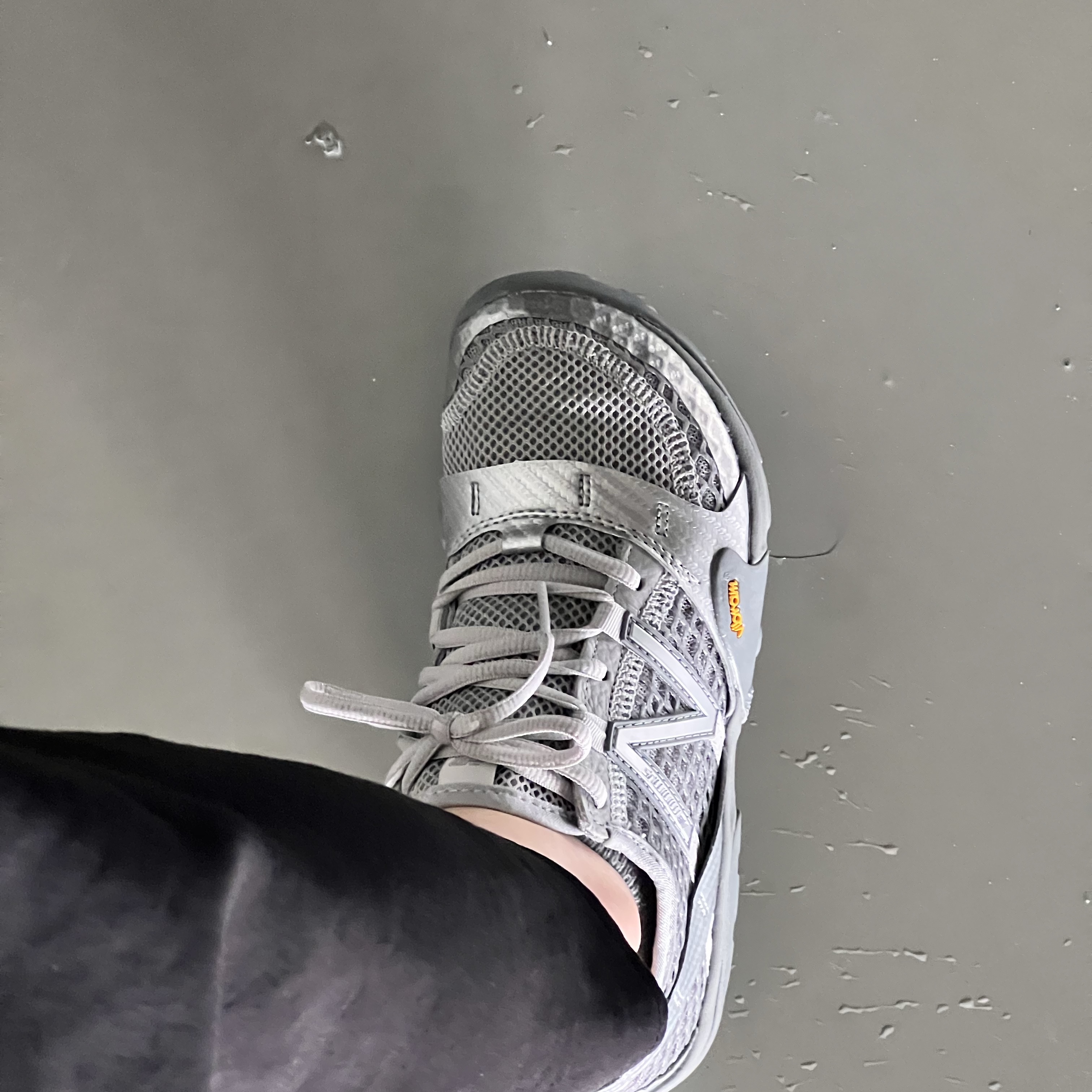 New Balance Minimus MT10O Slate Grey Silver Metallic 착용 스타일 - 2