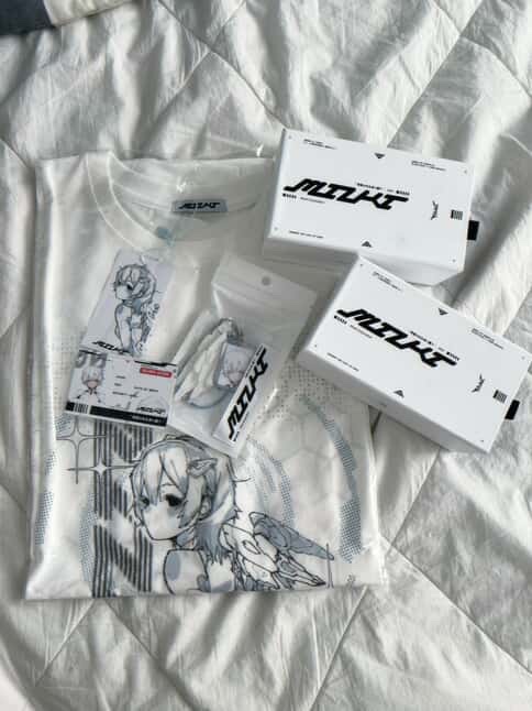 [KREAM 단독] Miuki Kiel Keyring White, [KREAM 단독] Miuki Kiel Back Wing T-shirt White (Overfit) 착용 스타일