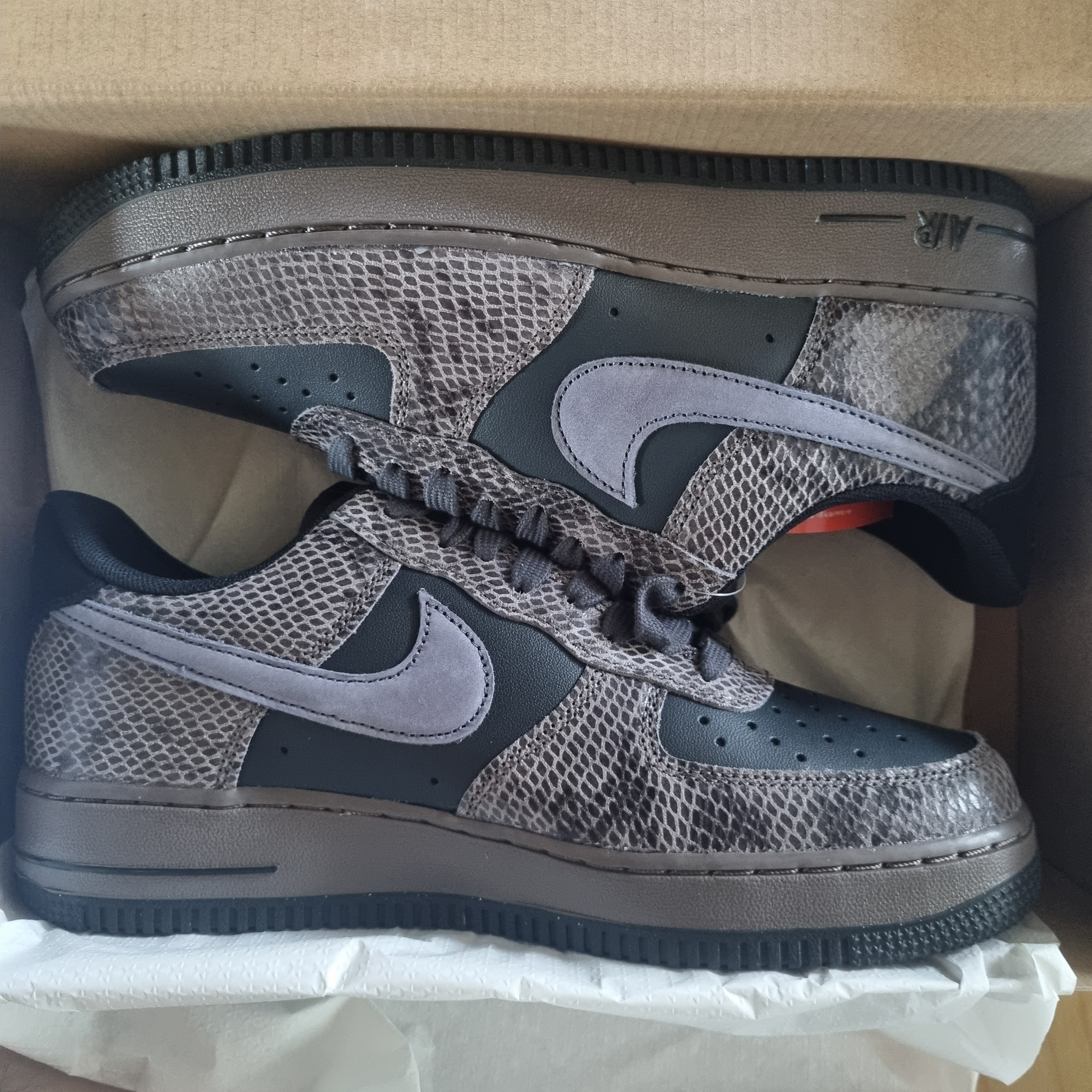 Nike Air Force 1 Low Snakeskin Off Noir Light Carbon 착용 스타일