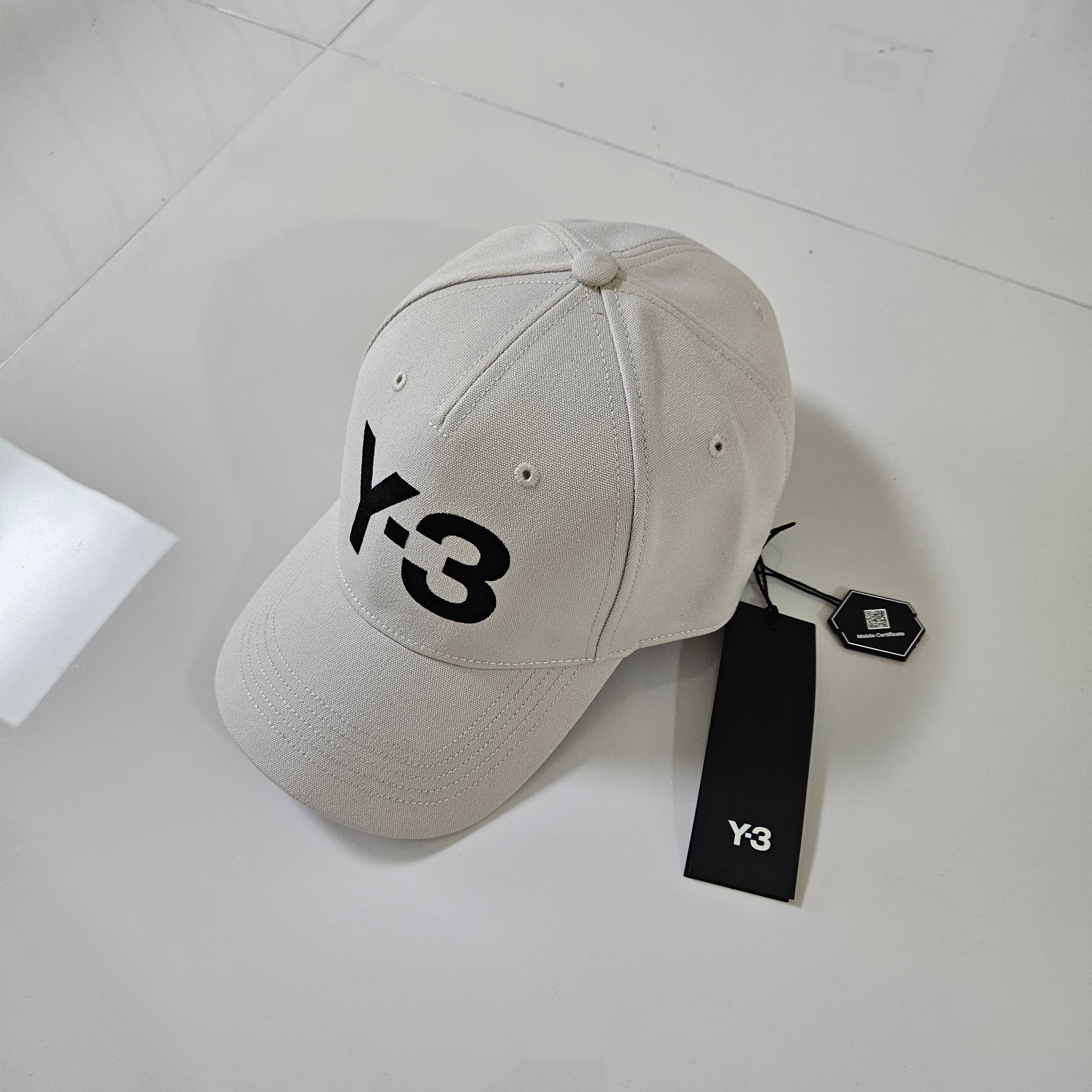 Y-3 Logo Cap Talc 착용 스타일