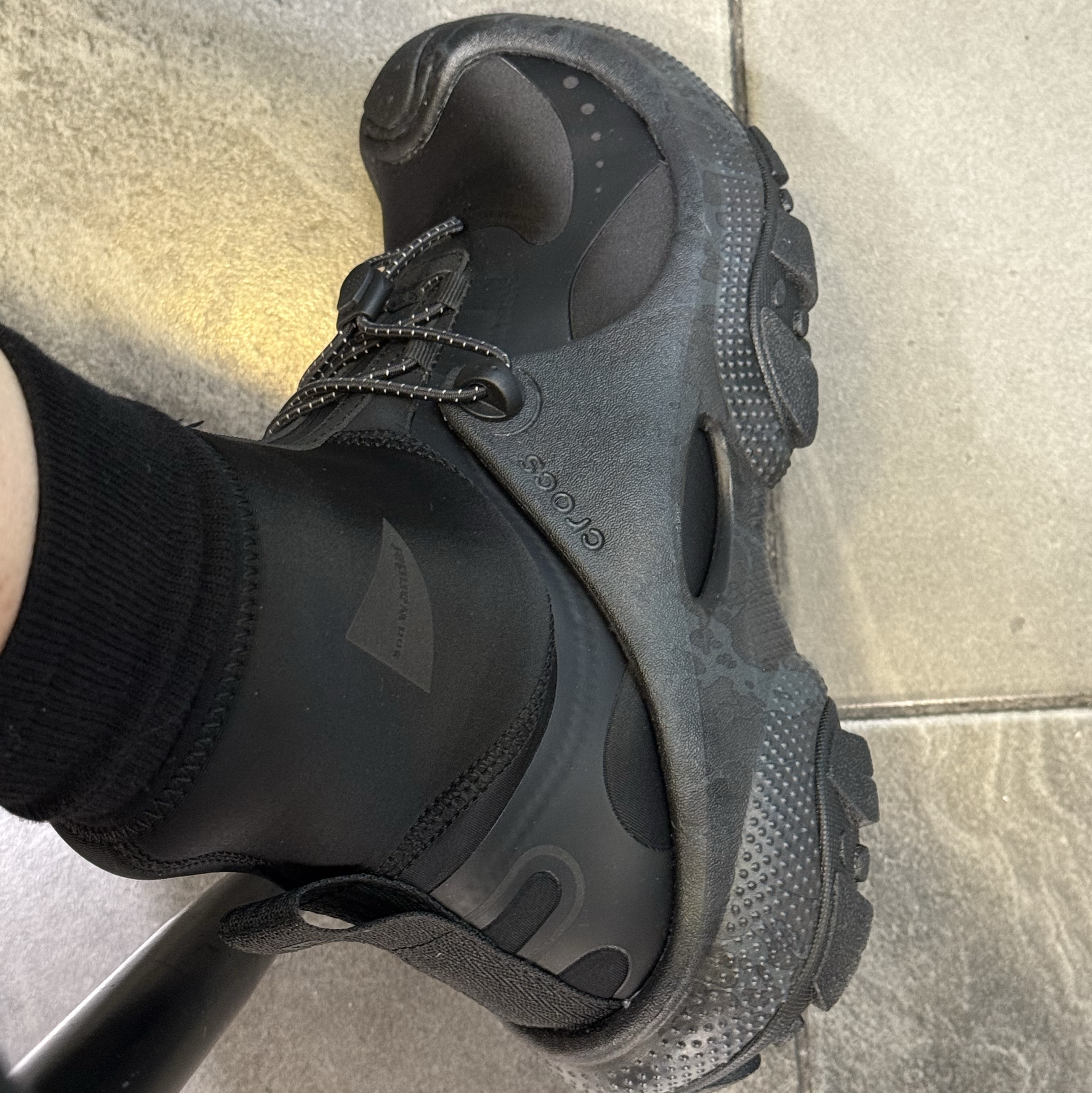 Crocs x And Wander x END. Trail Break Black 착용 스타일 - 2