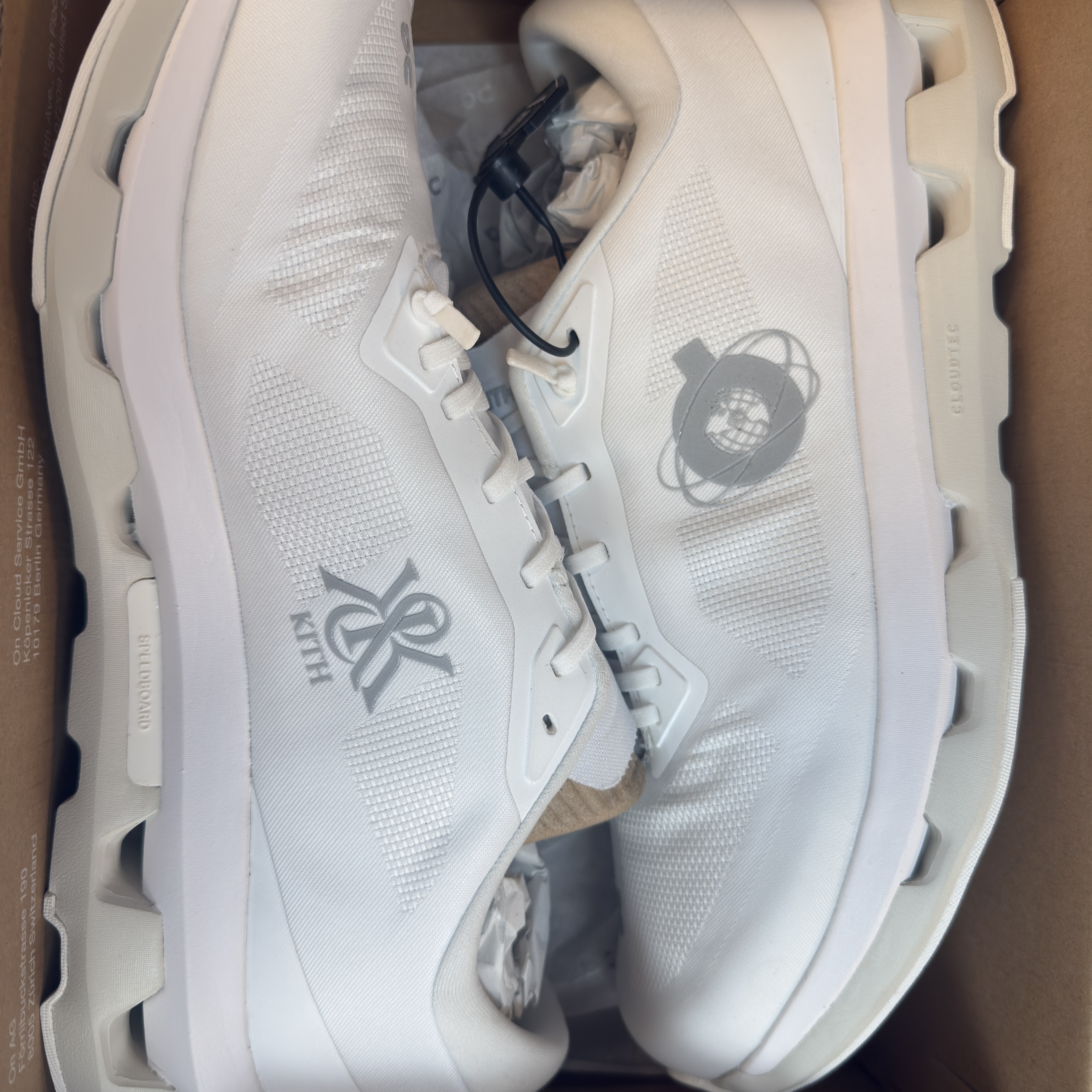 On Running x Kith Cloudzone White Ice 착용 스타일 - 4