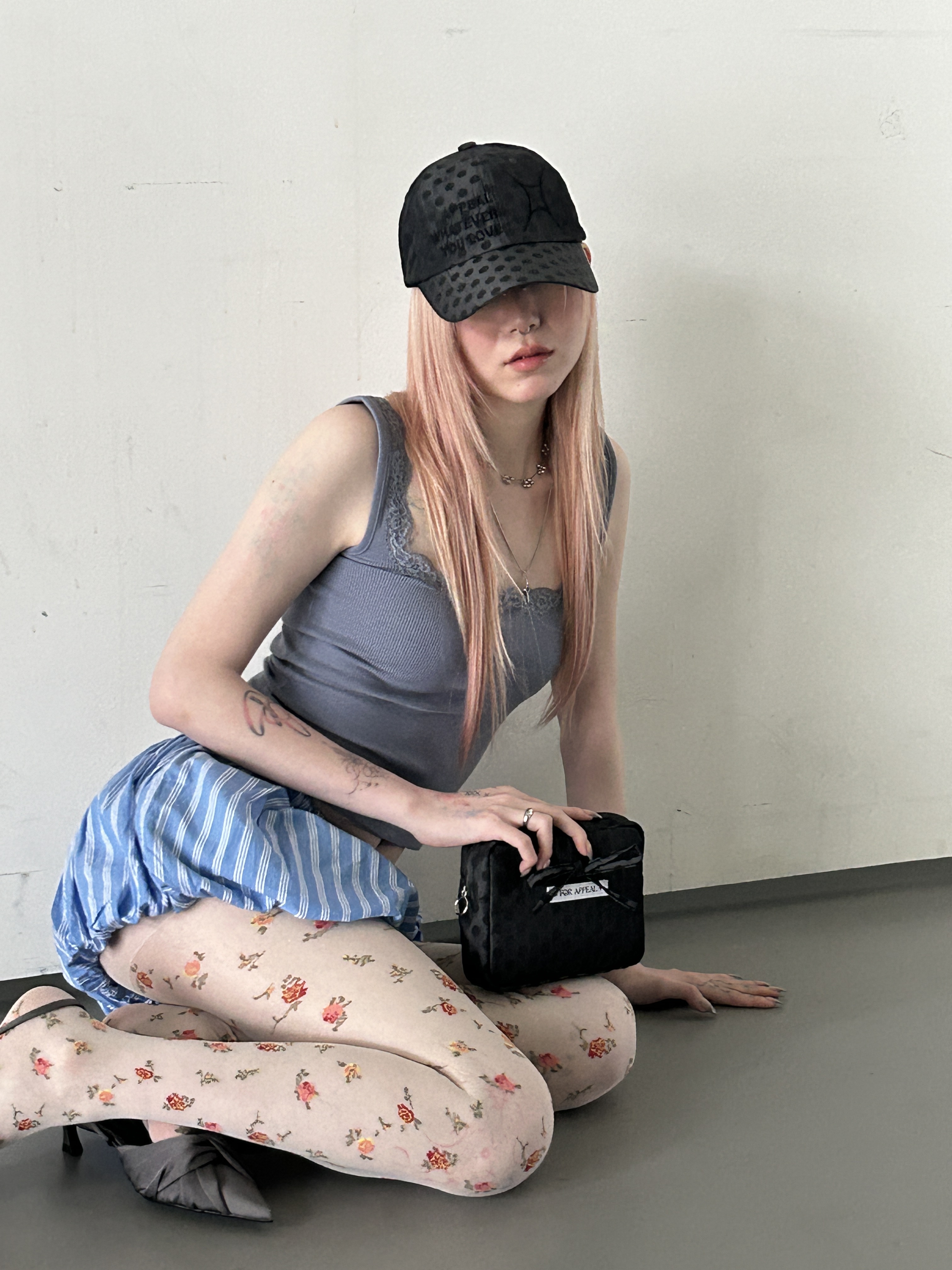For Appeal Ribbon Pouch Dot Charcoal, For Appeal Love Ball Cap Dot Charcoal 착용 스타일