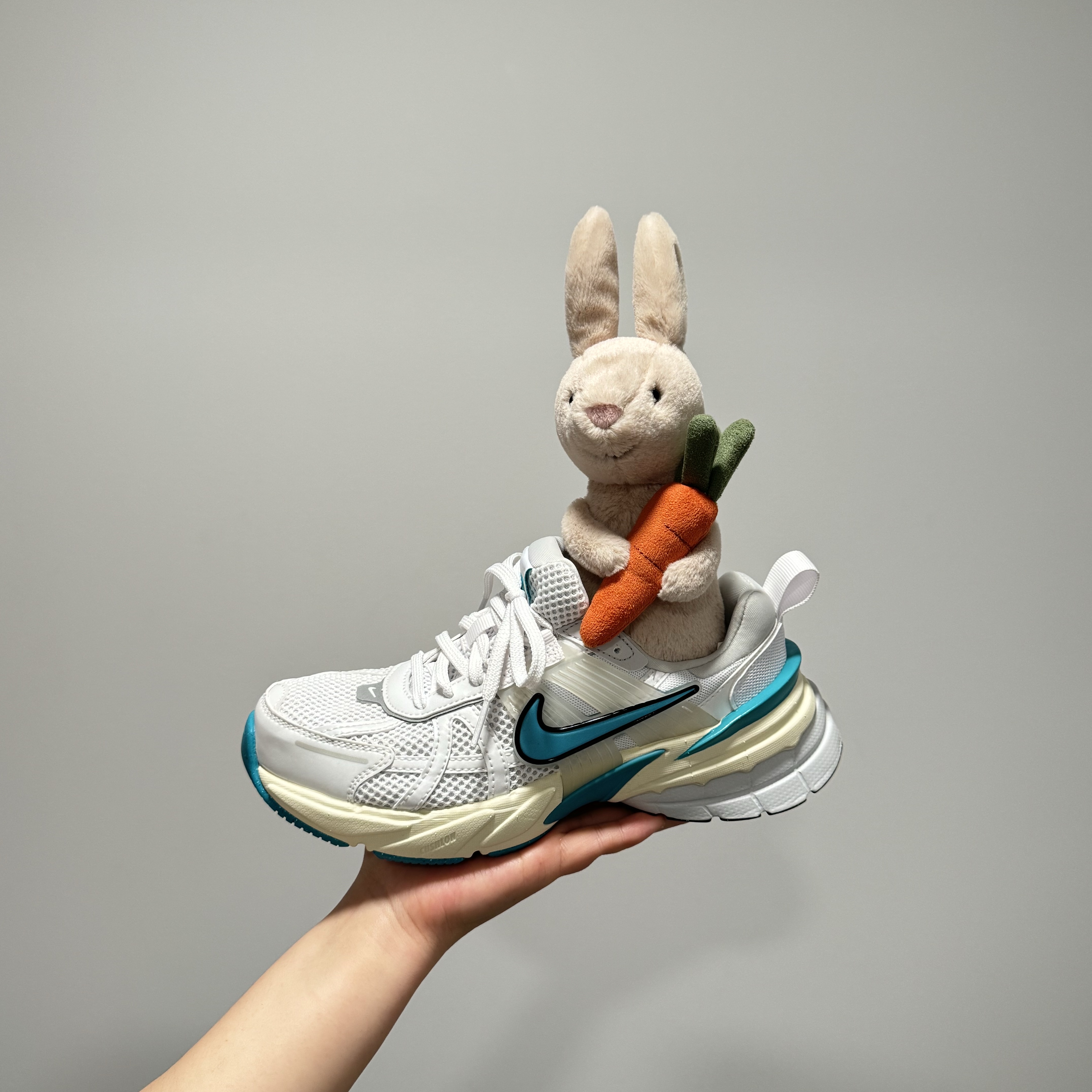 Nike V2K Run White Coconut Milk 착용 스타일
