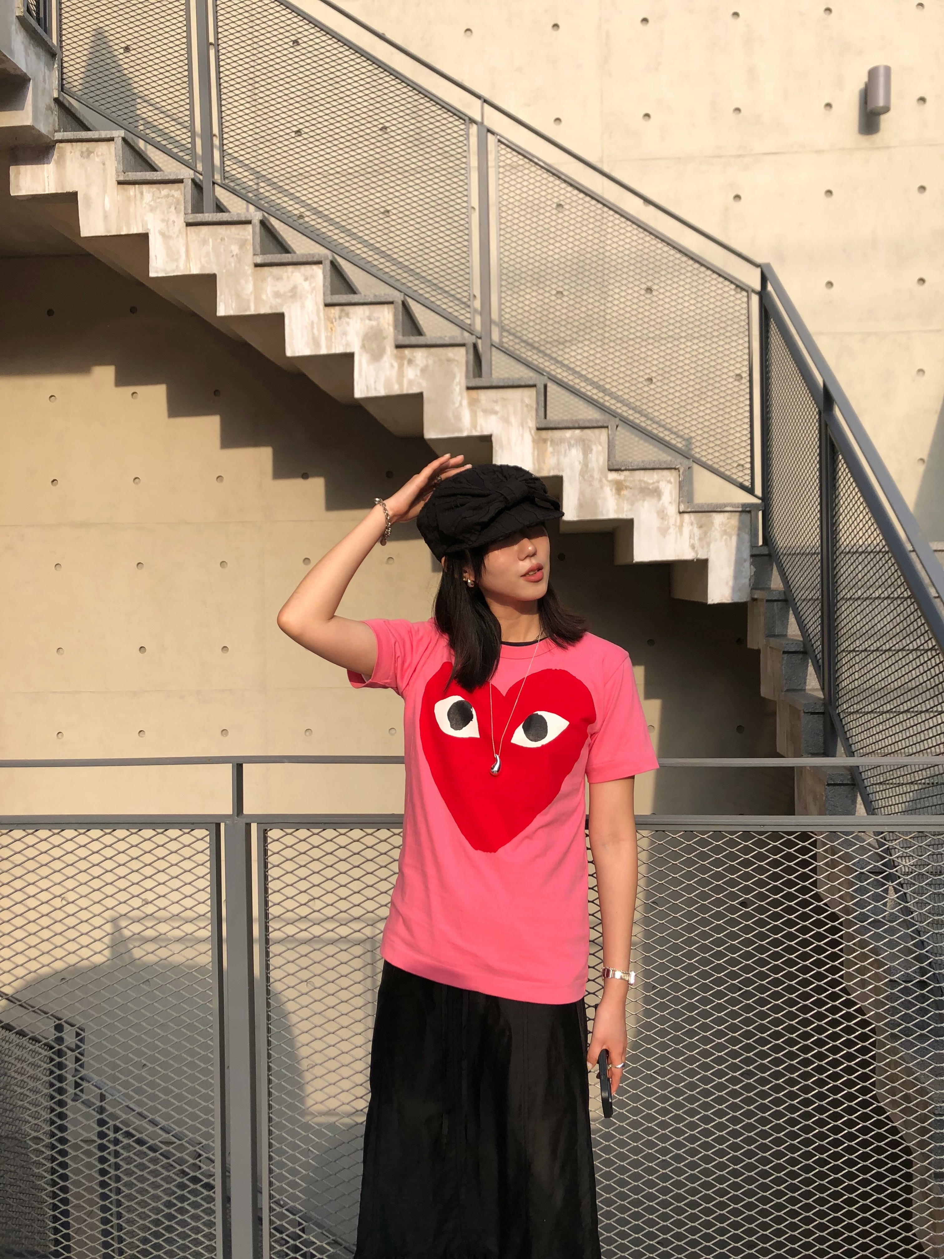 Play Comme des Garcons Big Red Heart T-Shirt Pink 착용 스타일 - 2