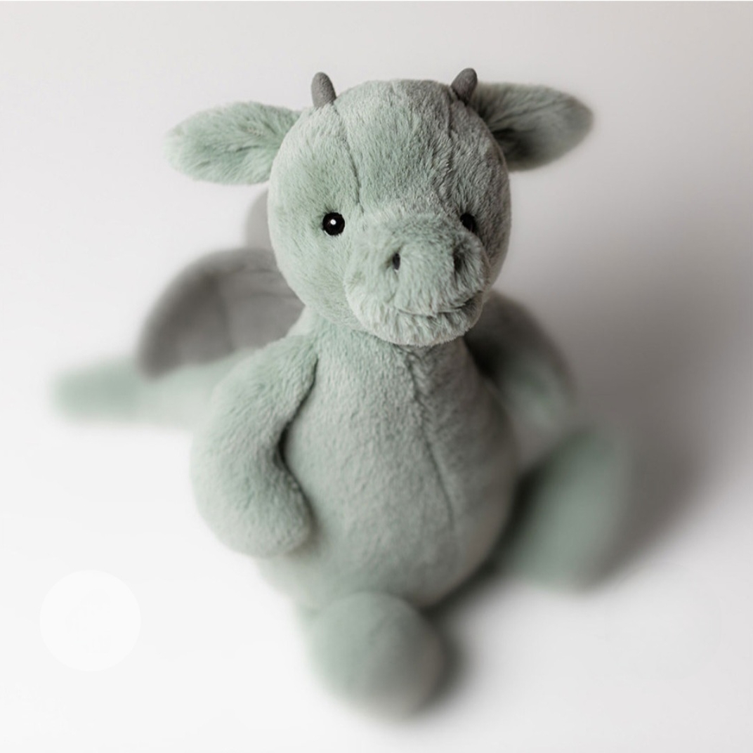 Jellycat Bashful Dragon Small Sage 착용 스타일