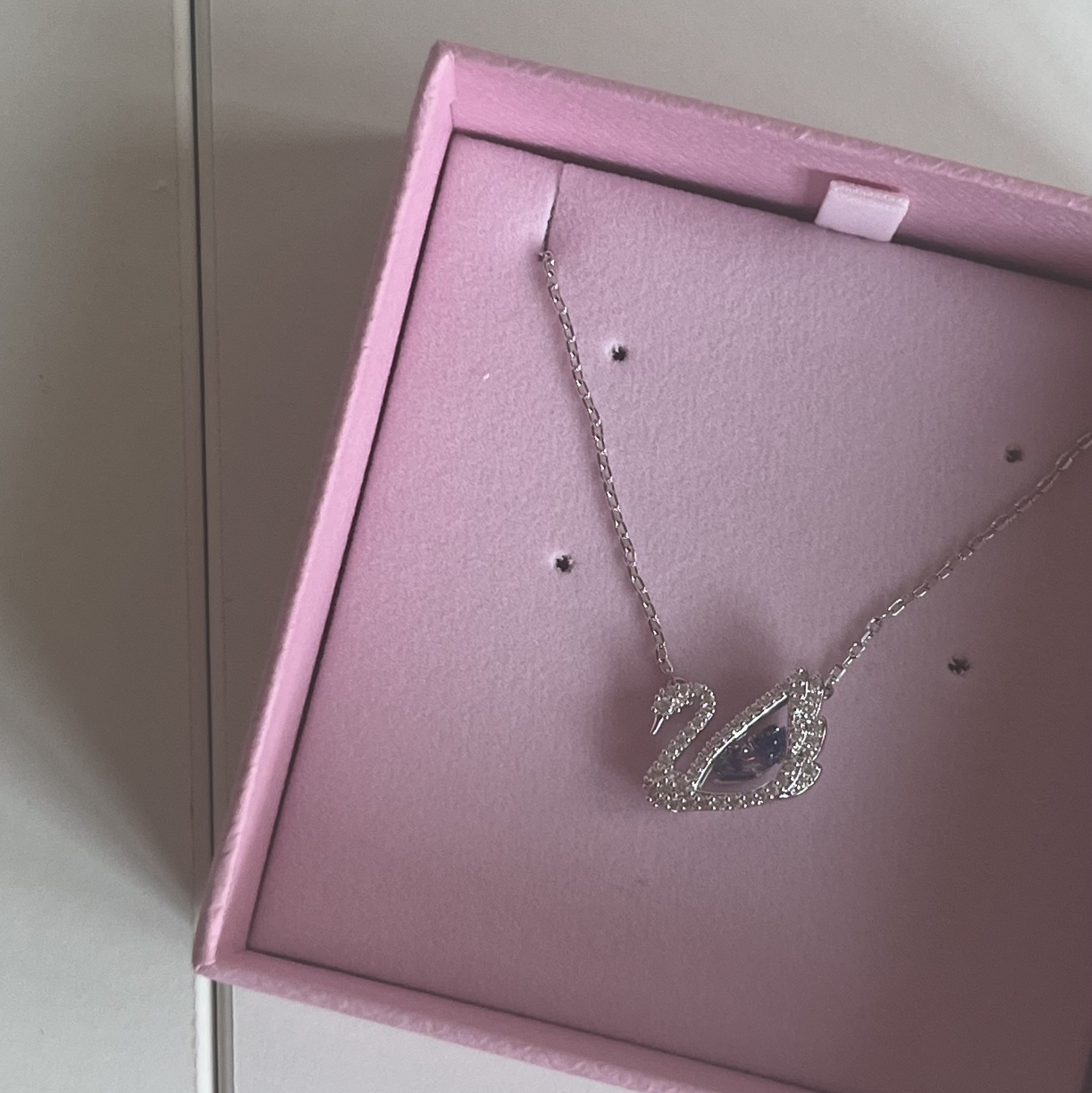 (W) Swarovski Dancing Swan Necklace Blue Rhodium Plated 착용 스타일
