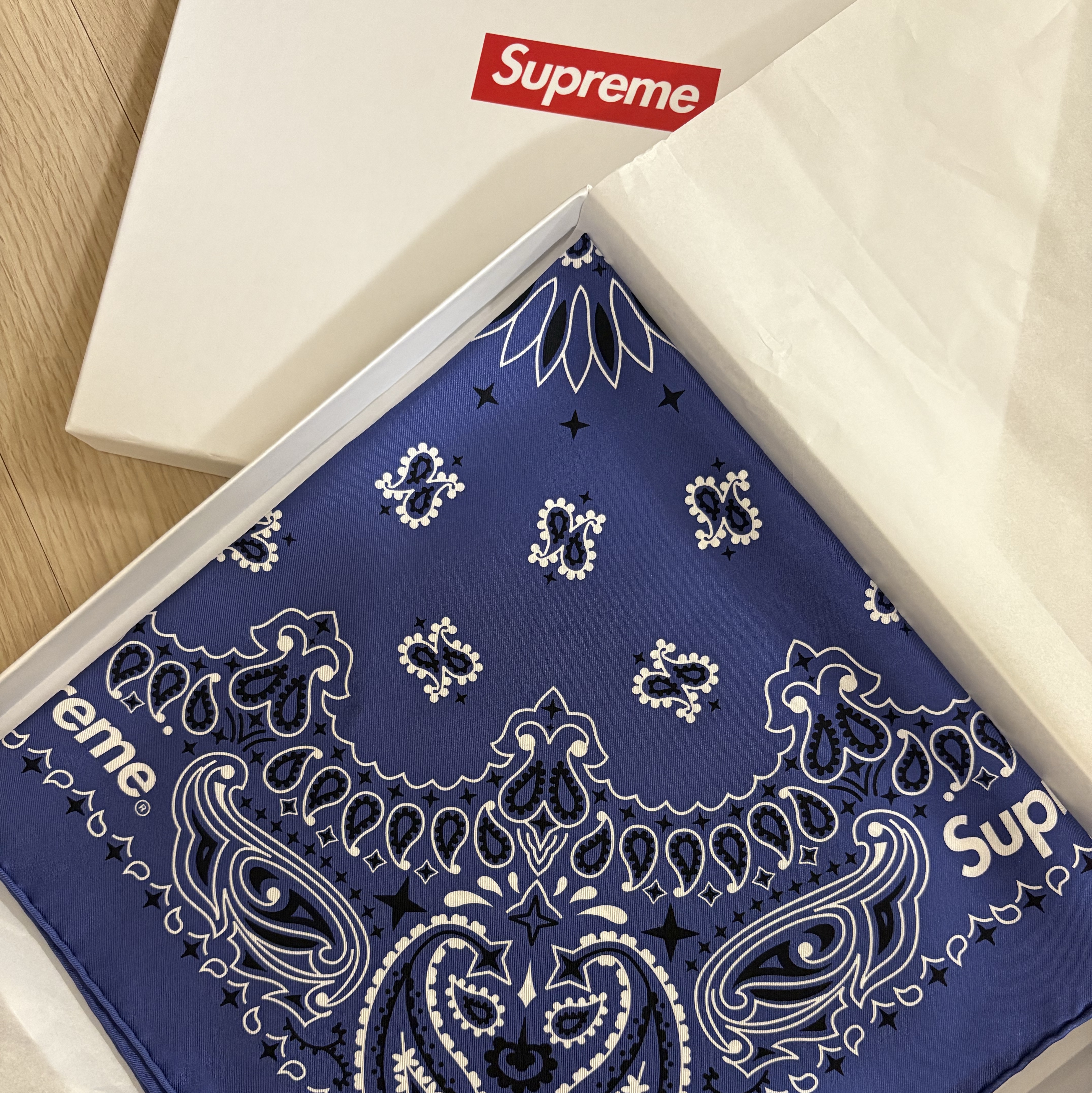 Supreme Silk Bandana Navy - 25SS 착용 스타일