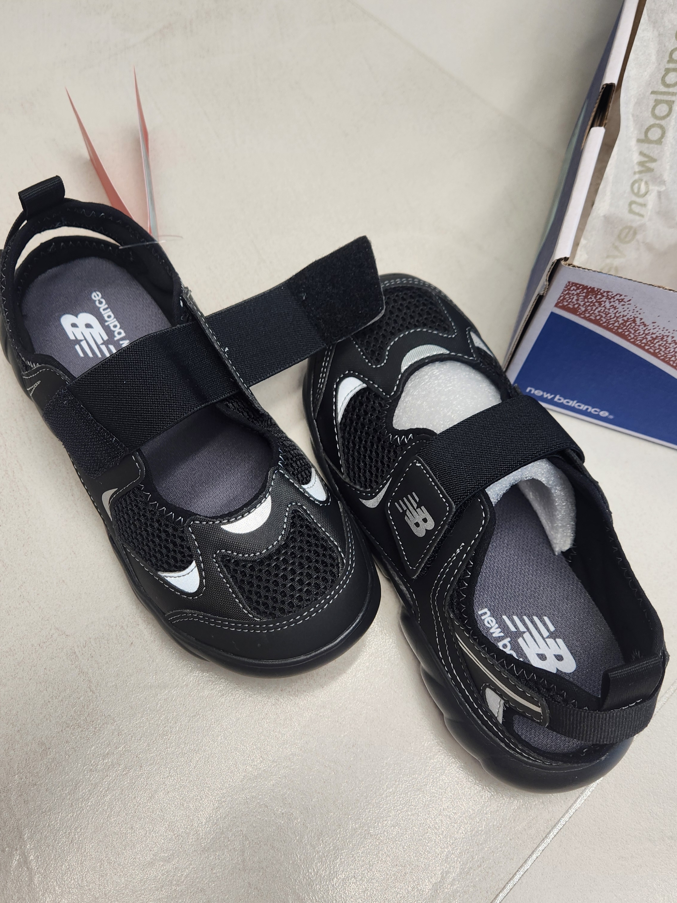 (Kids) New Balance Freedle 920 Sandal Black 착용 스타일