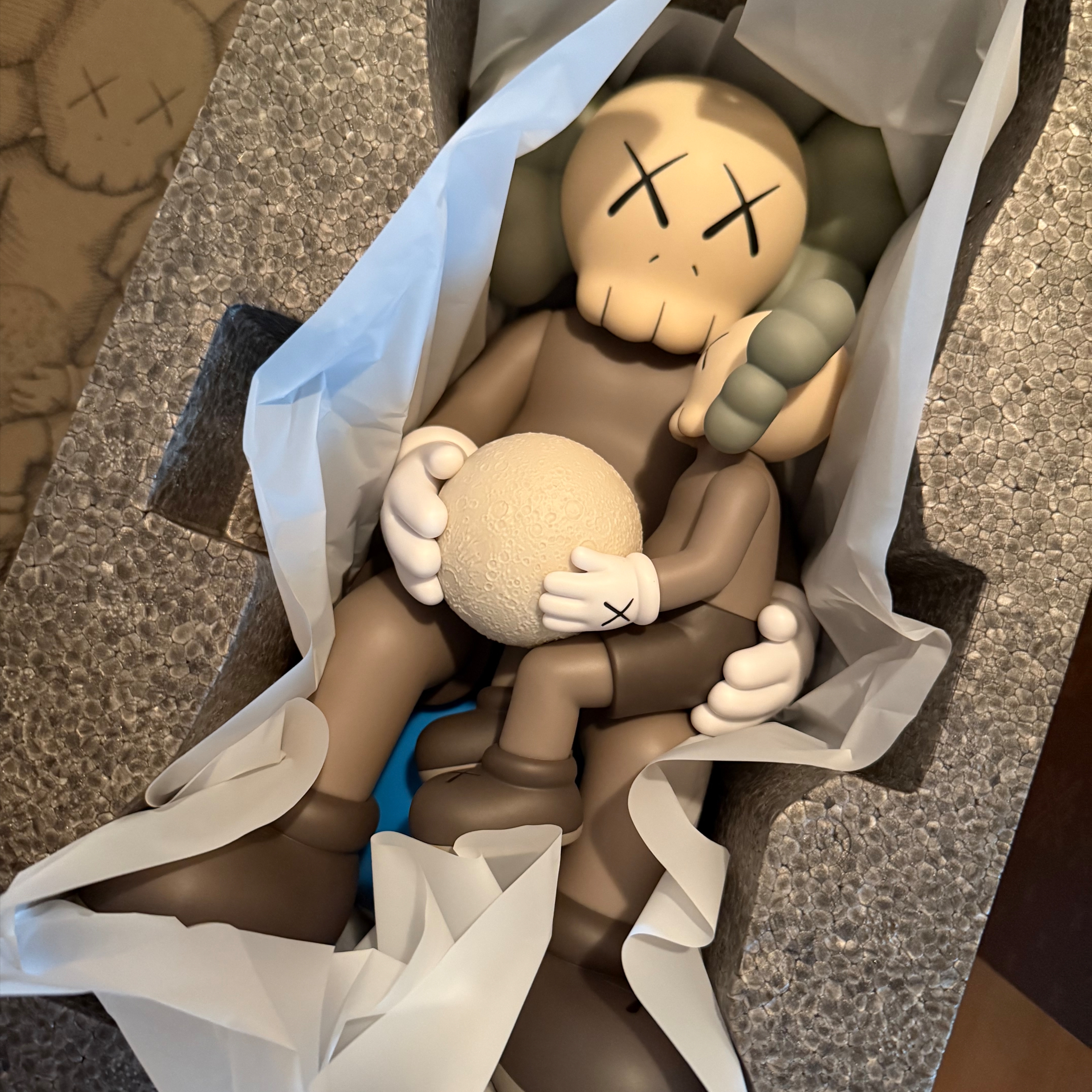 Kaws Holiday Thailand Brown 착용 스타일