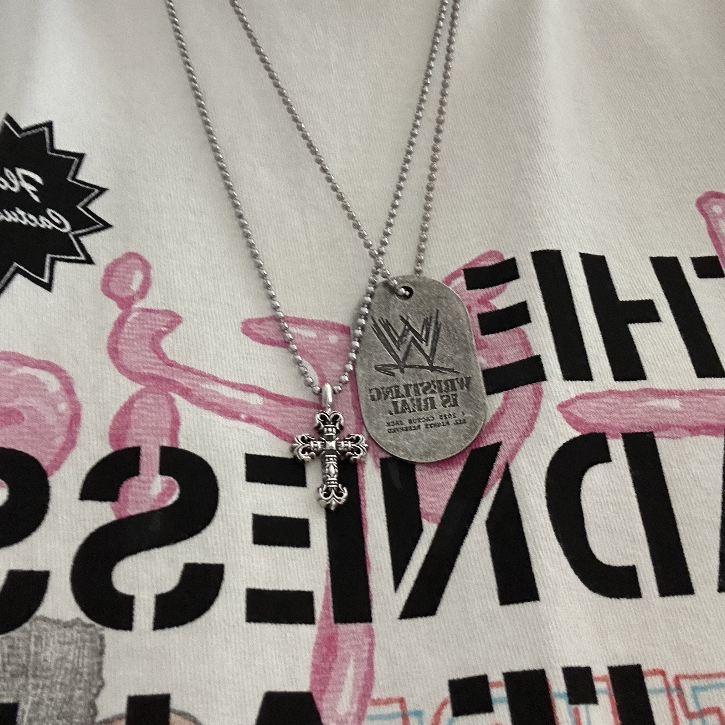 Travis Scott Cactus Jack x WWE Dog Tag Silver, Travis Scott x Saint Mxxxxxx Utopia T-Shirt 3A White 착용 스타일 - 4