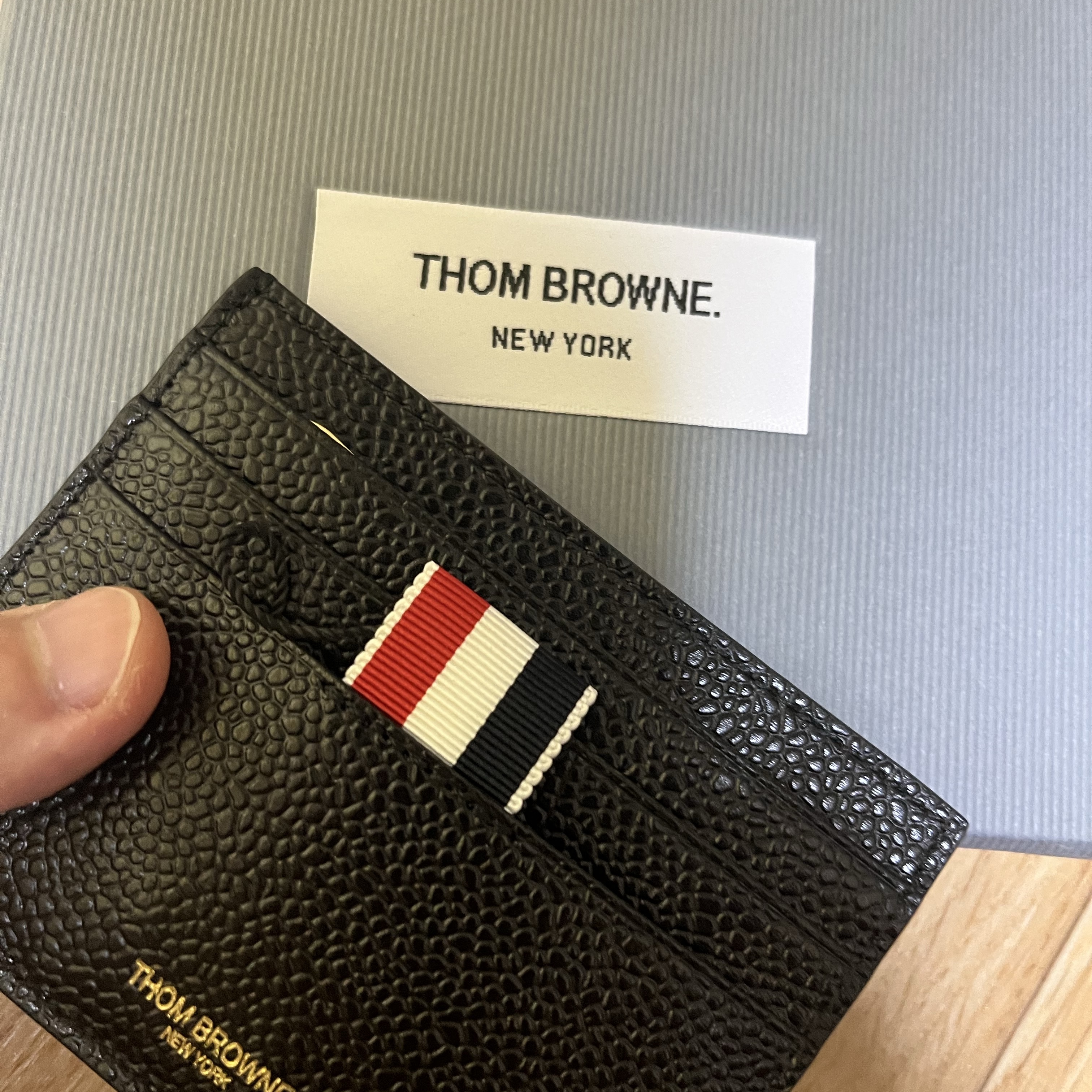 Thom Browne Pebble Grain Leather Stripe Note Compartment Card Holder Black 착용 스타일