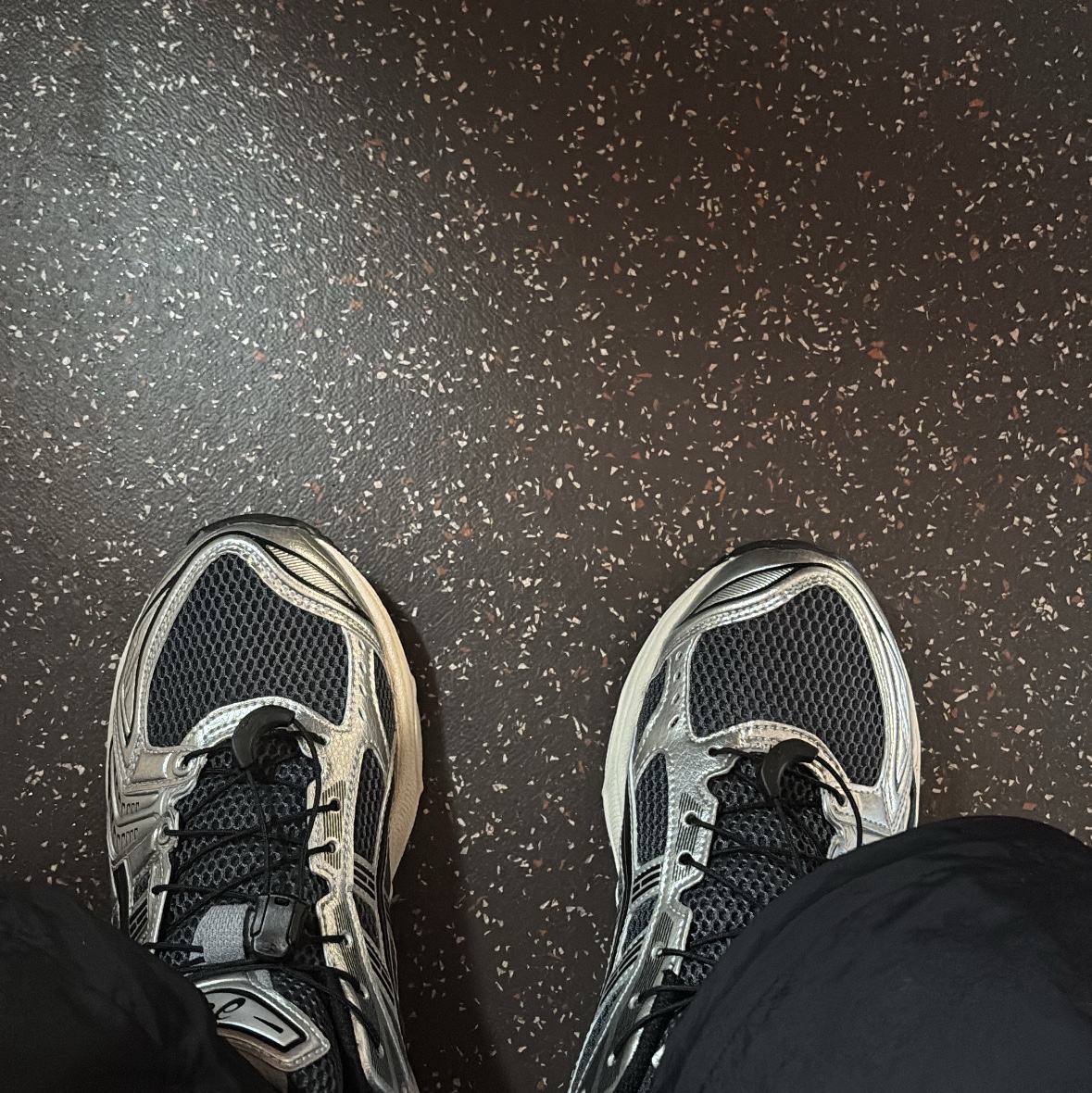 Asics Unlimited Gel-Kayano 14 Carrier Grey Black, Clarks Wallabee Black Suede 착용 스타일 - 2