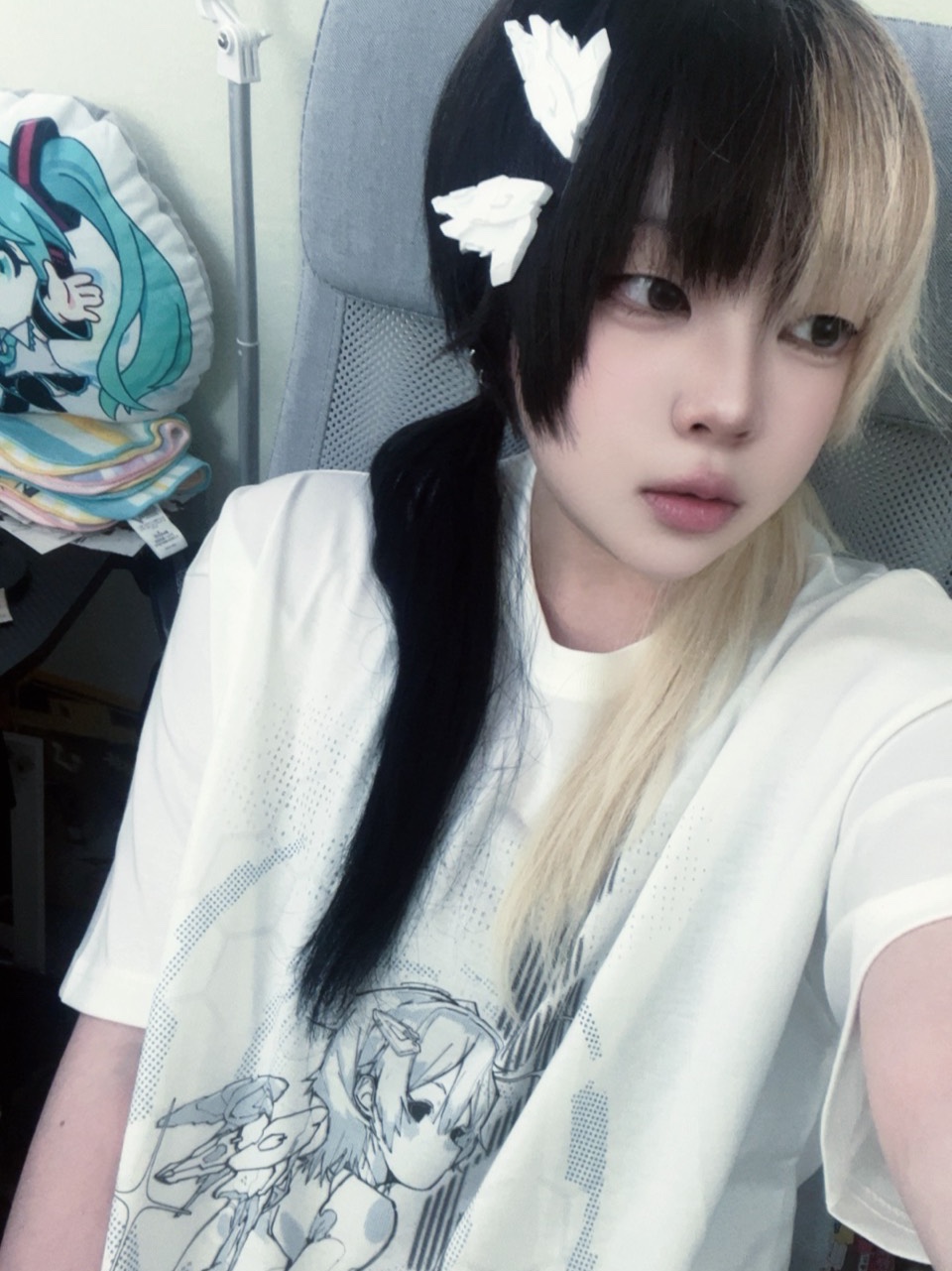 [KREAM 단독] Miuki Kiel_00 Wing Hair Clip White 2ea/set, [KREAM 단독] Miuki Kiel Back Wing T-shirt White (Overfit) 착용 스타일
