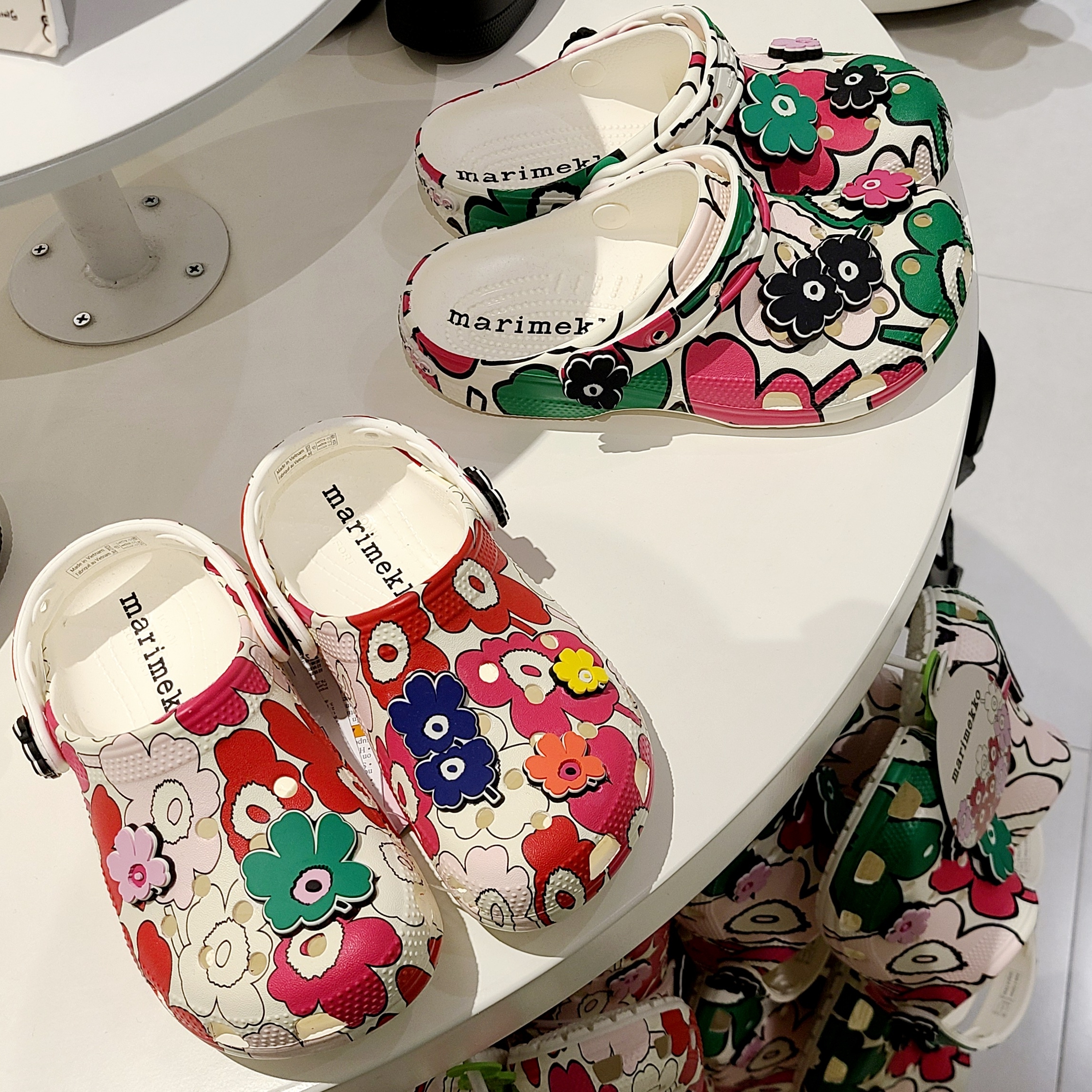 Crocs x Marimekko Classic Clog Multi 착용 스타일 - 1