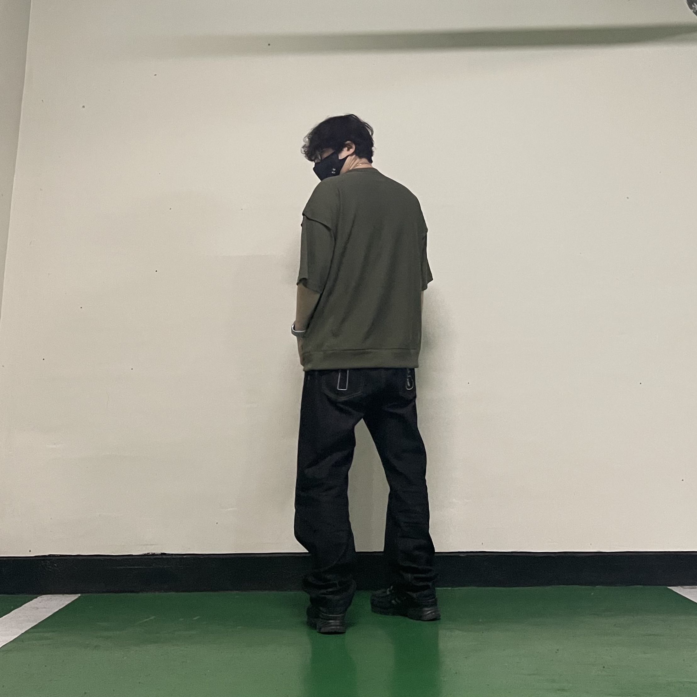 GU x Undercover Half Sleeve Sweatshirt Olive, Adidas x Song for the Mute Shadowturf Core Black Night Grey 착용 스타일 - 2
