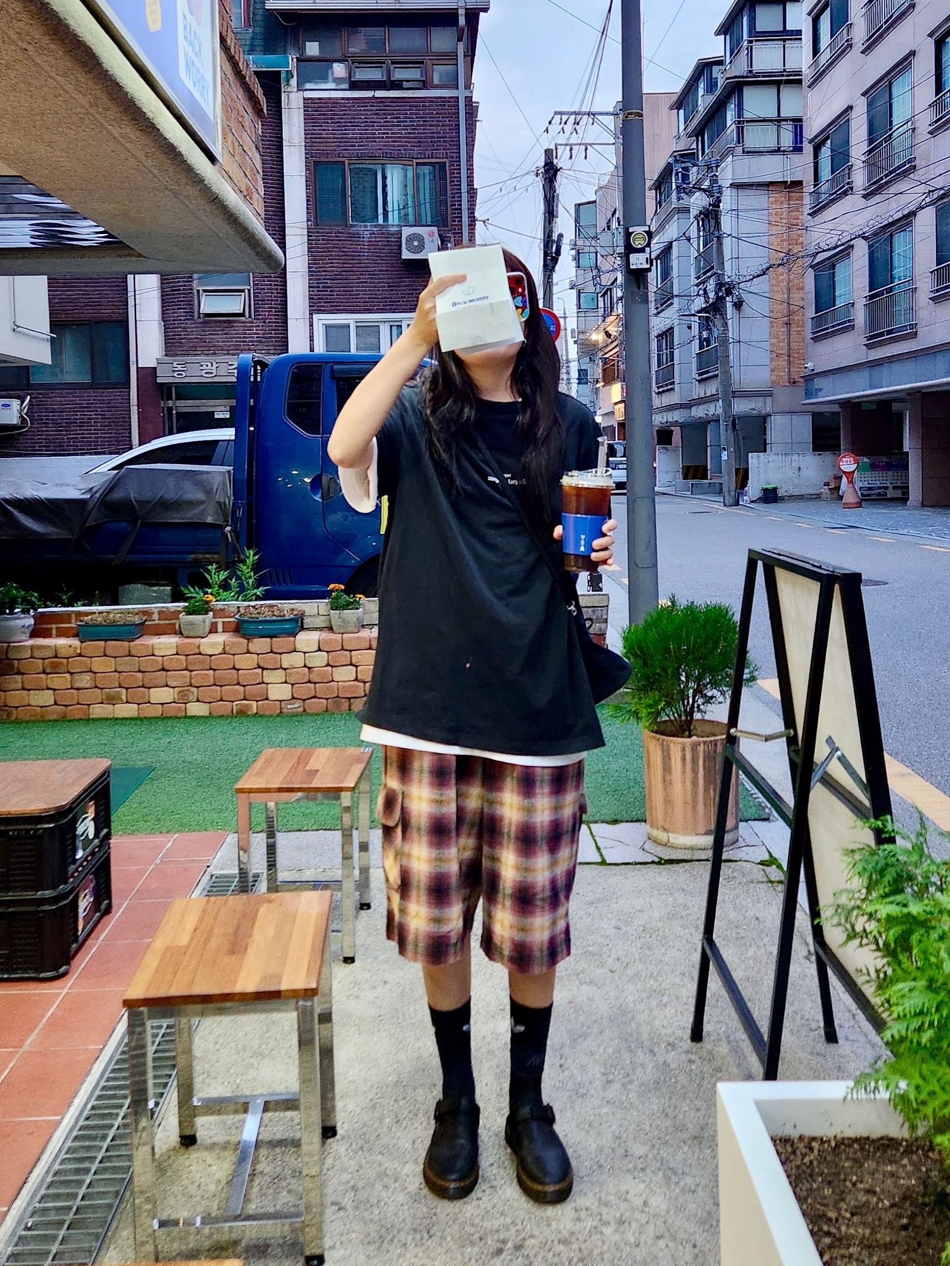 Balenciaga Wheel XS Drawstring Bucket Bag Black White, Maison Margiela Distorted Logo T-Shirt Black 착용 스타일 - 3