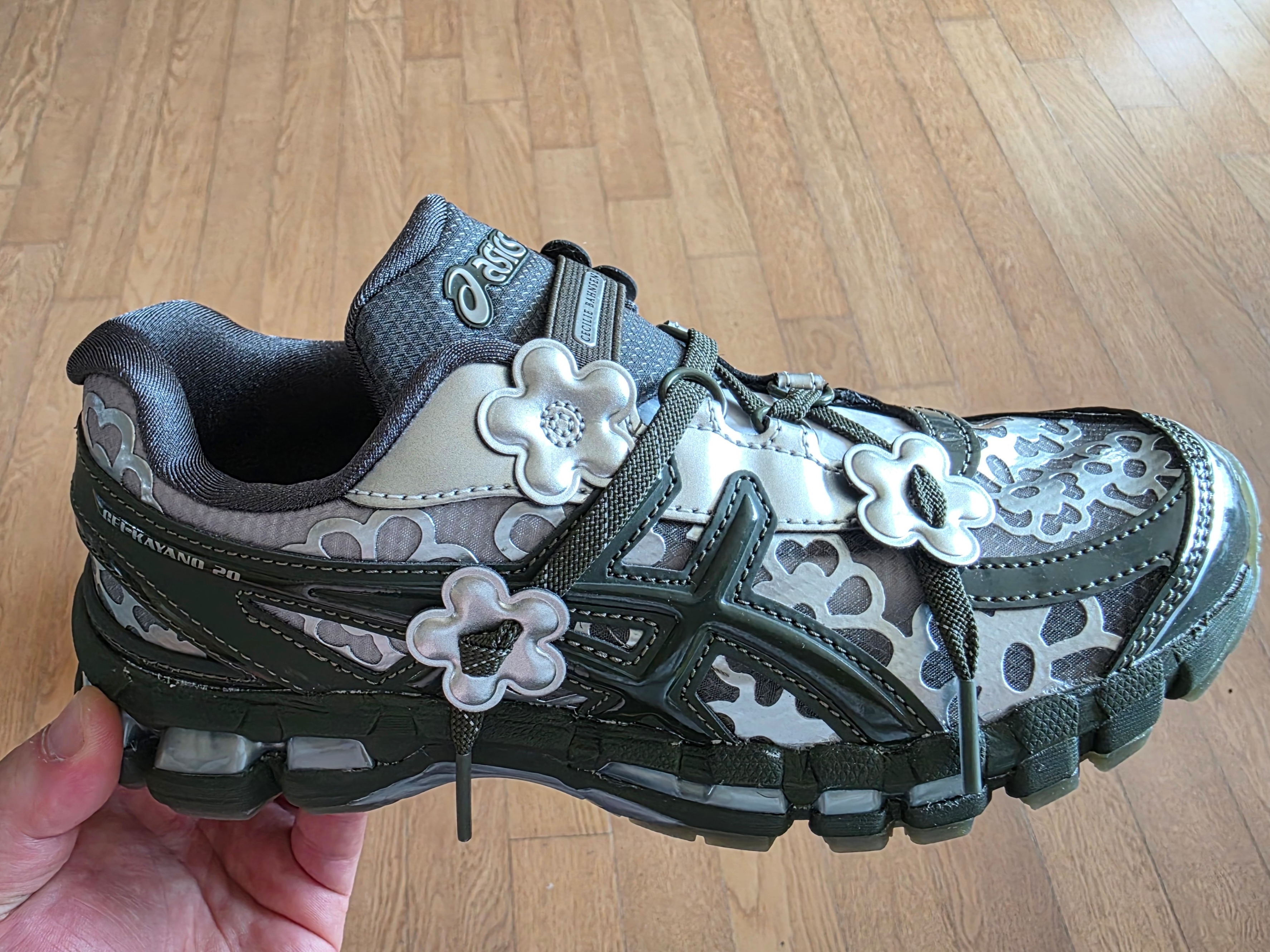 Asics x Cecilie Bahnsen Gel-Kayano 20 Olive 착용 스타일 - 3