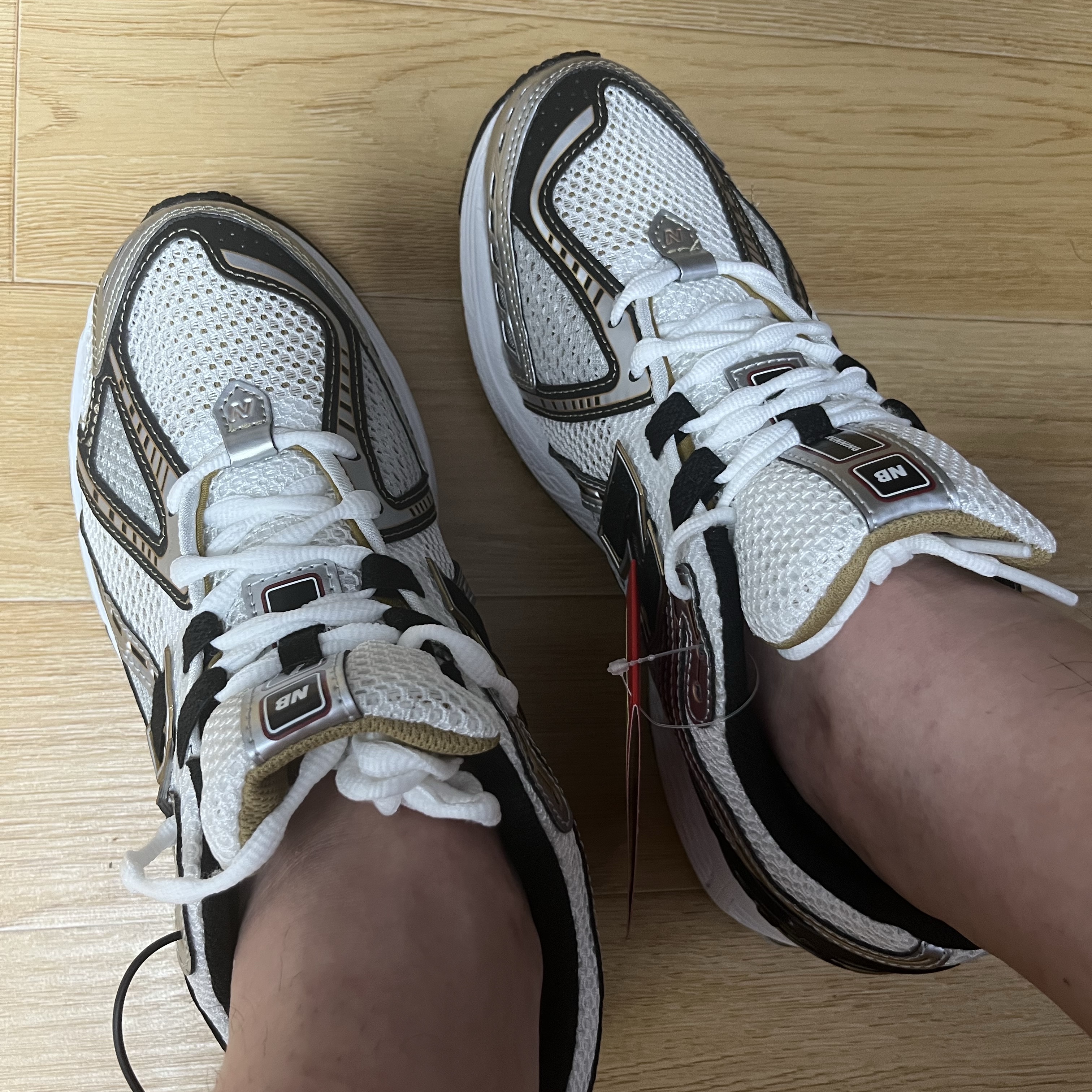New Balance 1906R White Gold 착용 스타일