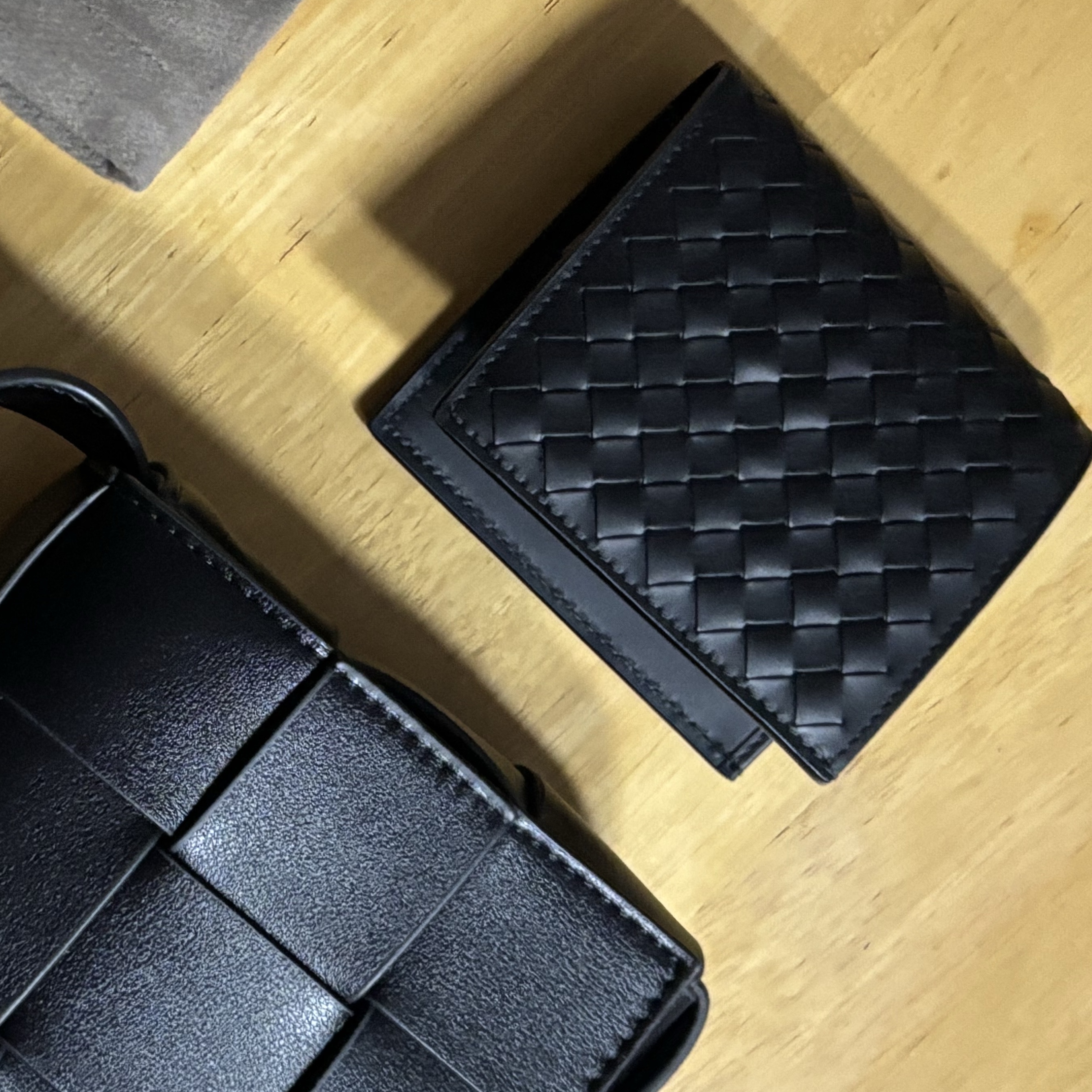 Bottega Veneta Bi-Fold Wallet Black 착용 스타일 - 2