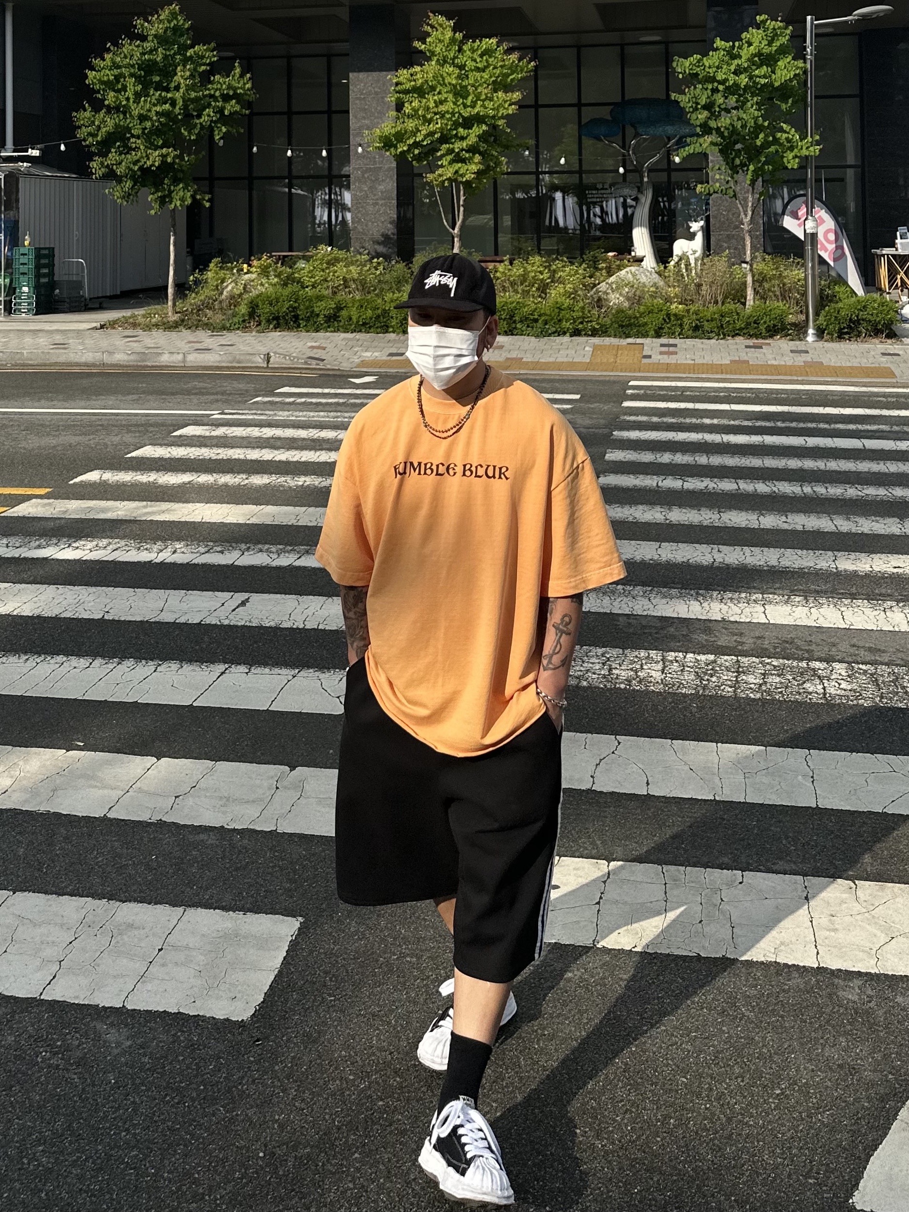 Stussy Corduroy Trucker Cap Black, Maison Mihara Yasuhiro Blakey OG Sole Canvas Low-top Sneakers Black White 착용 스타일 - 3