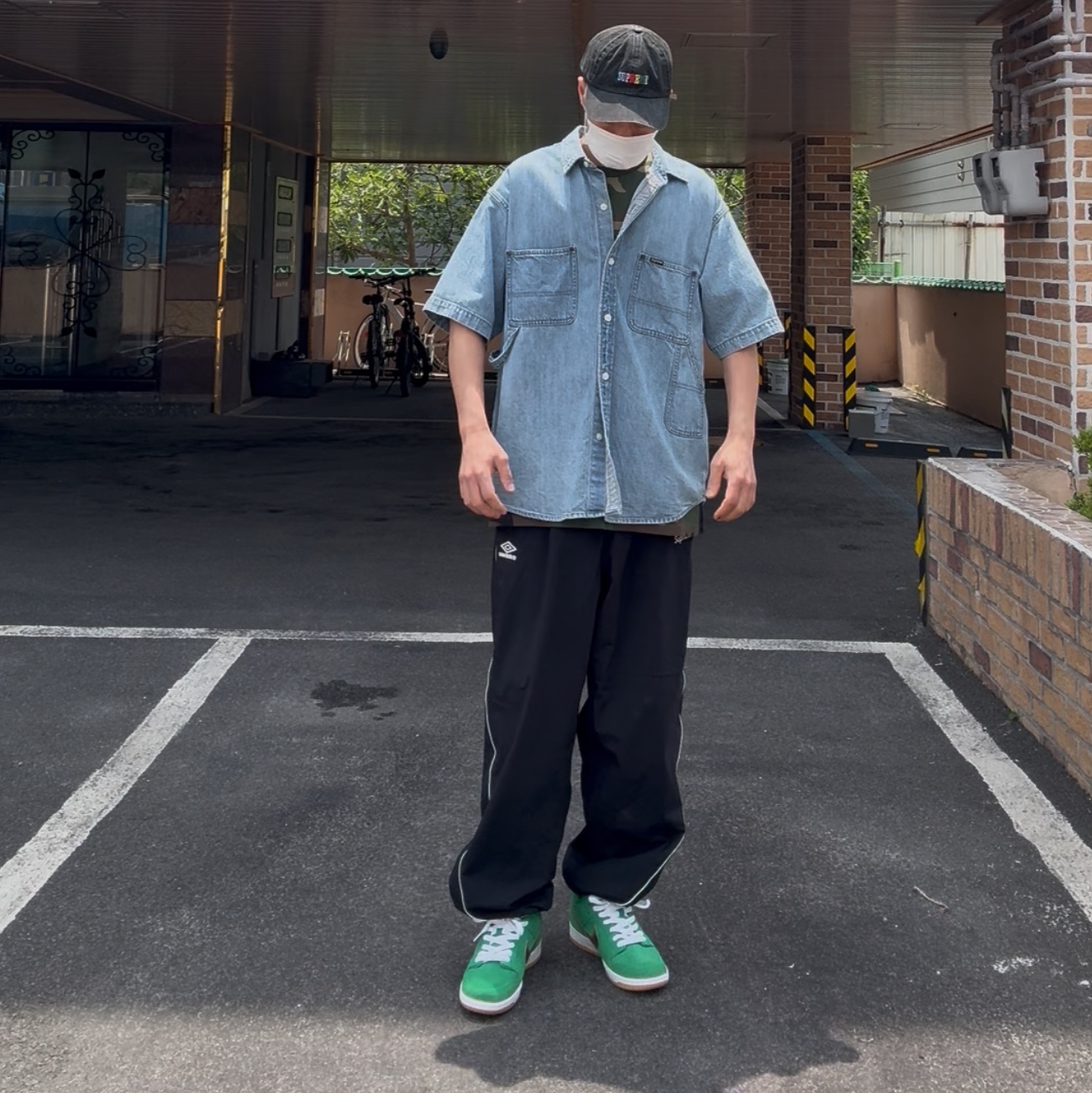 Supreme Pigment Dye 6-Panel Black - 25SS, Supreme Small Box T-Shirt Woodland Camo - 25SS 착용 스타일 - 2