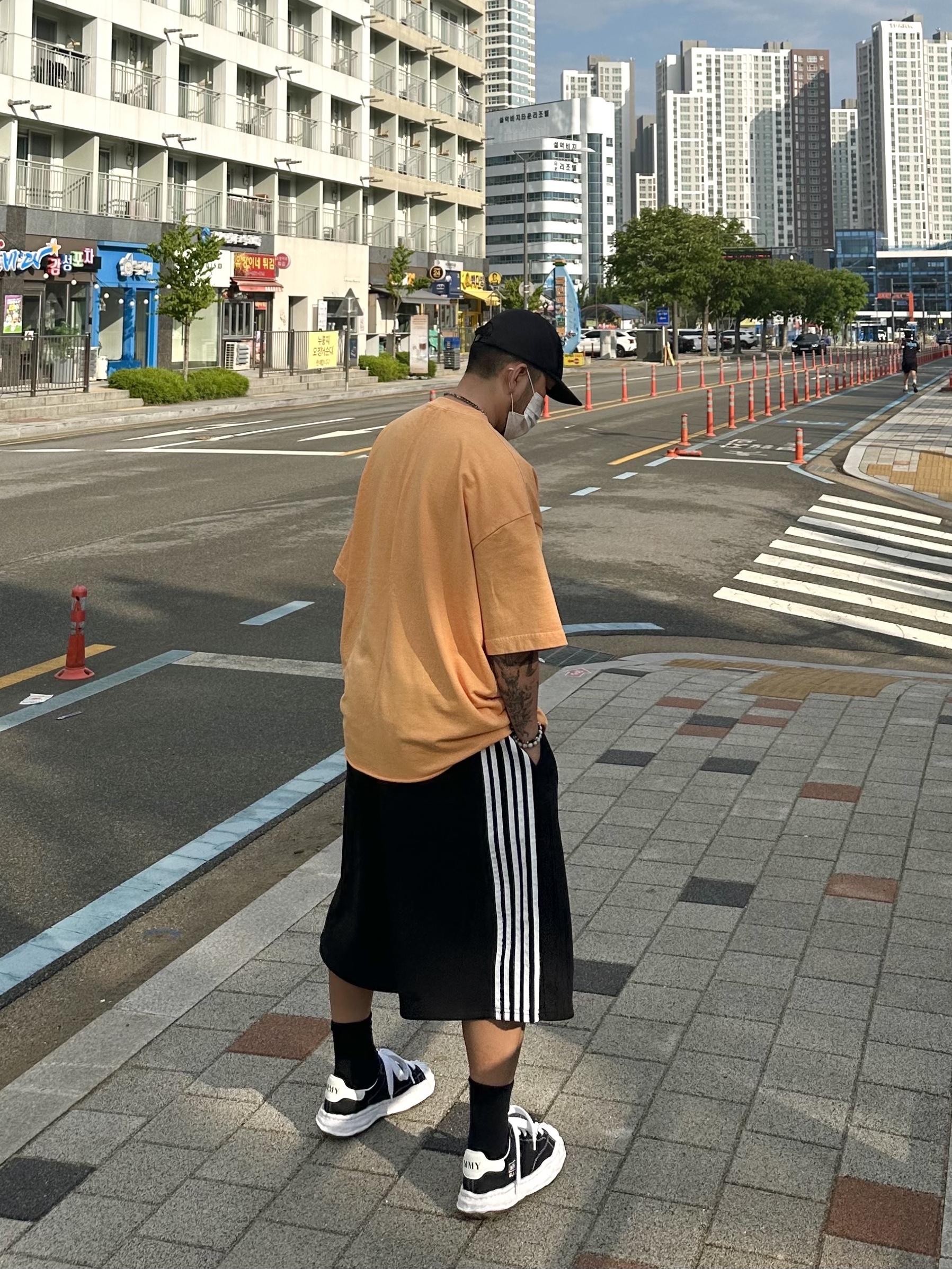 Stussy Corduroy Trucker Cap Black, Maison Mihara Yasuhiro Blakey OG Sole Canvas Low-top Sneakers Black White 착용 스타일 - 6