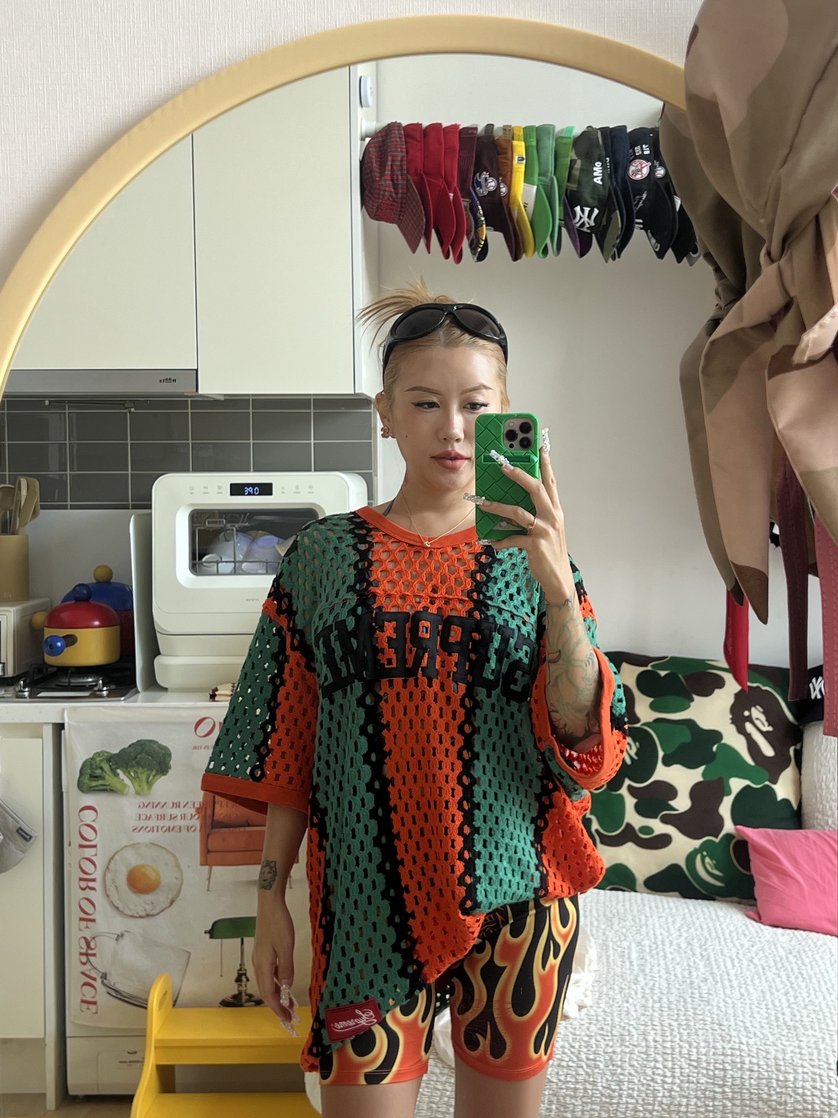 Supreme Crochet Football Jersey Orange - 23SS, Balenciaga Mono Cat 2.0 Sunglasses Black 착용 스타일 - 2