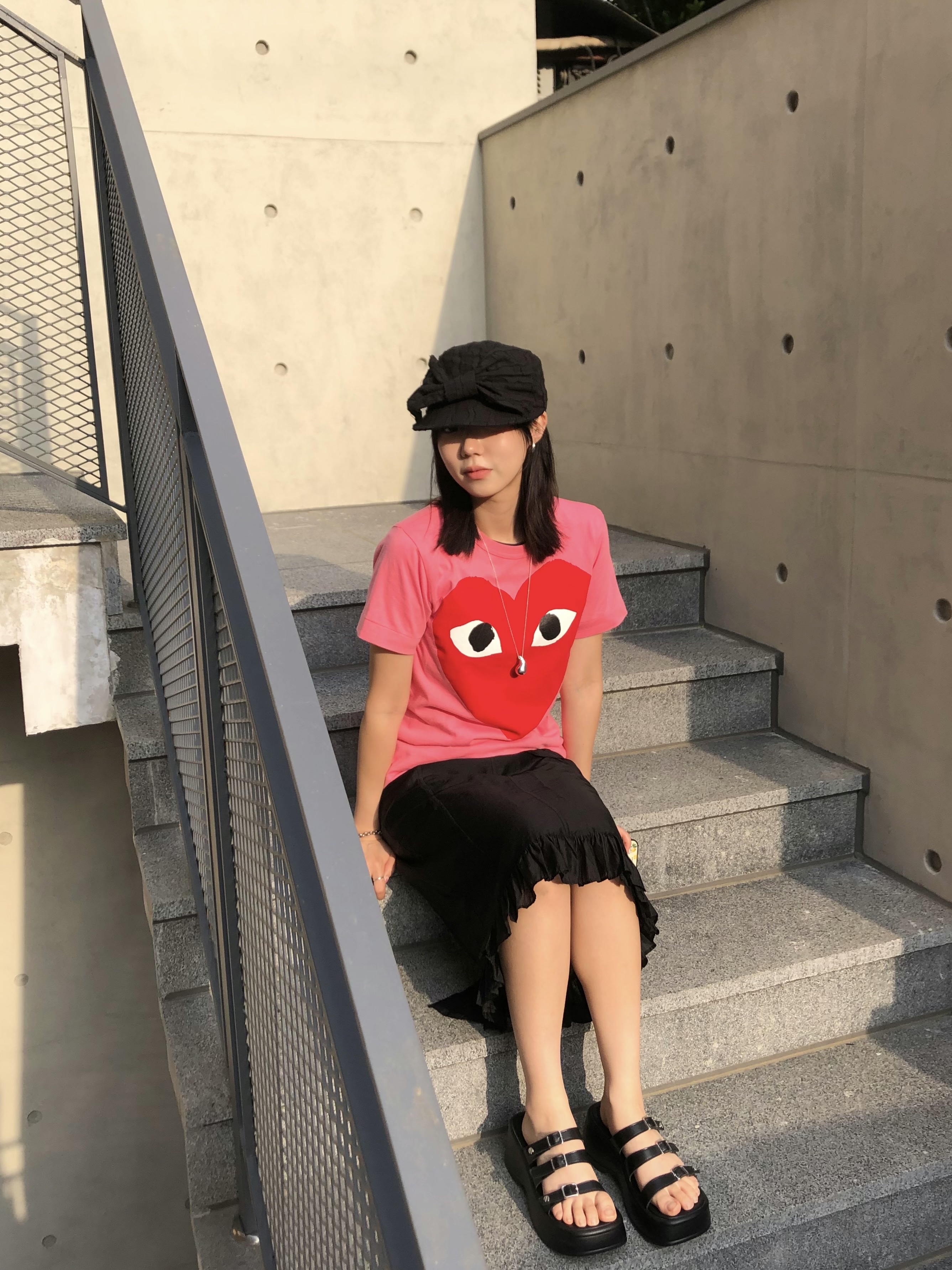 Play Comme des Garcons Big Red Heart T-Shirt Pink 착용 스타일 - 3