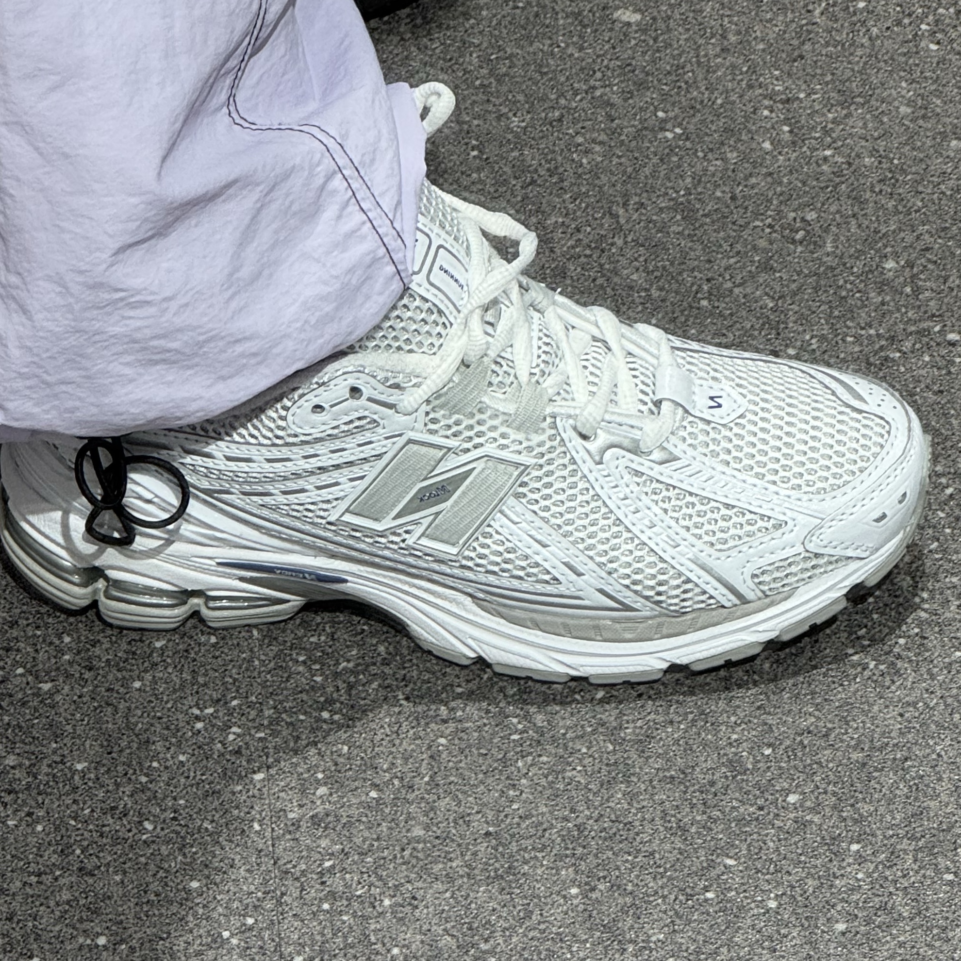 New Balance 1906R White Team Royal 착용 스타일
