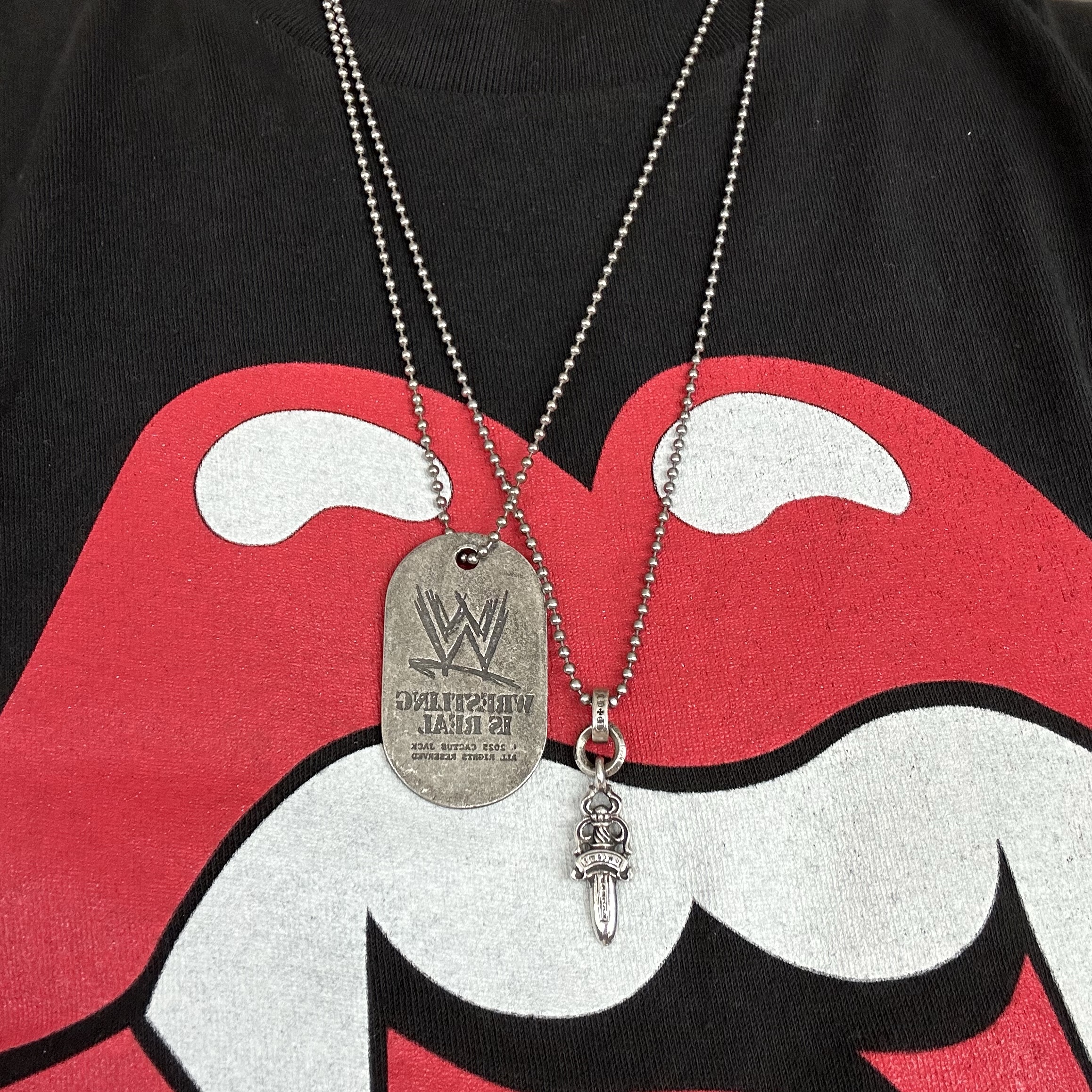 Travis Scott Cactus Jack x WWE Dog Tag Silver, Travis Scott x Saint Mxxxxxx Utopia T-Shirt 3A White 착용 스타일 - 5
