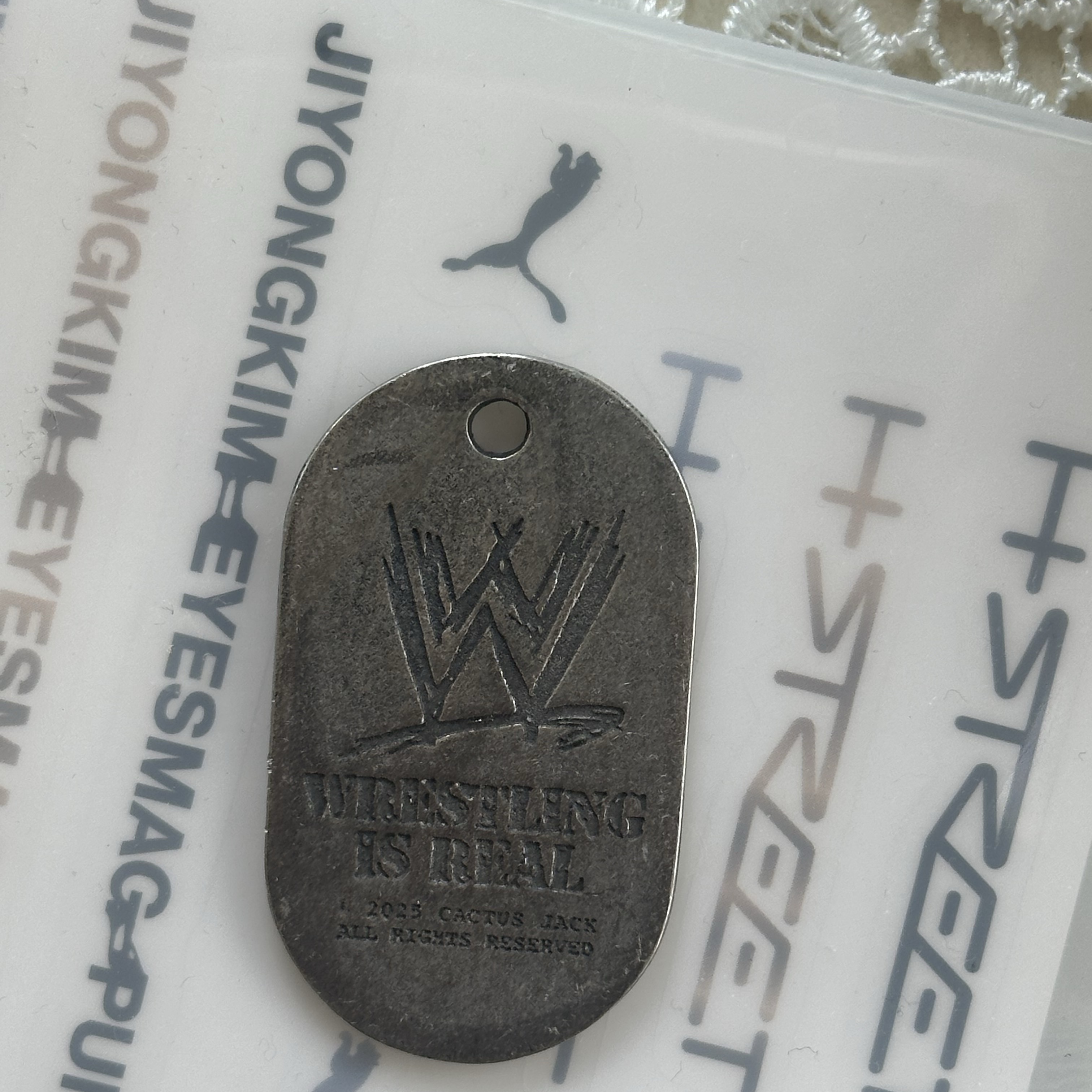 Travis Scott Cactus Jack x WWE Dog Tag Silver, Travis Scott x Saint Mxxxxxx Utopia T-Shirt 3A White 착용 스타일 - 2