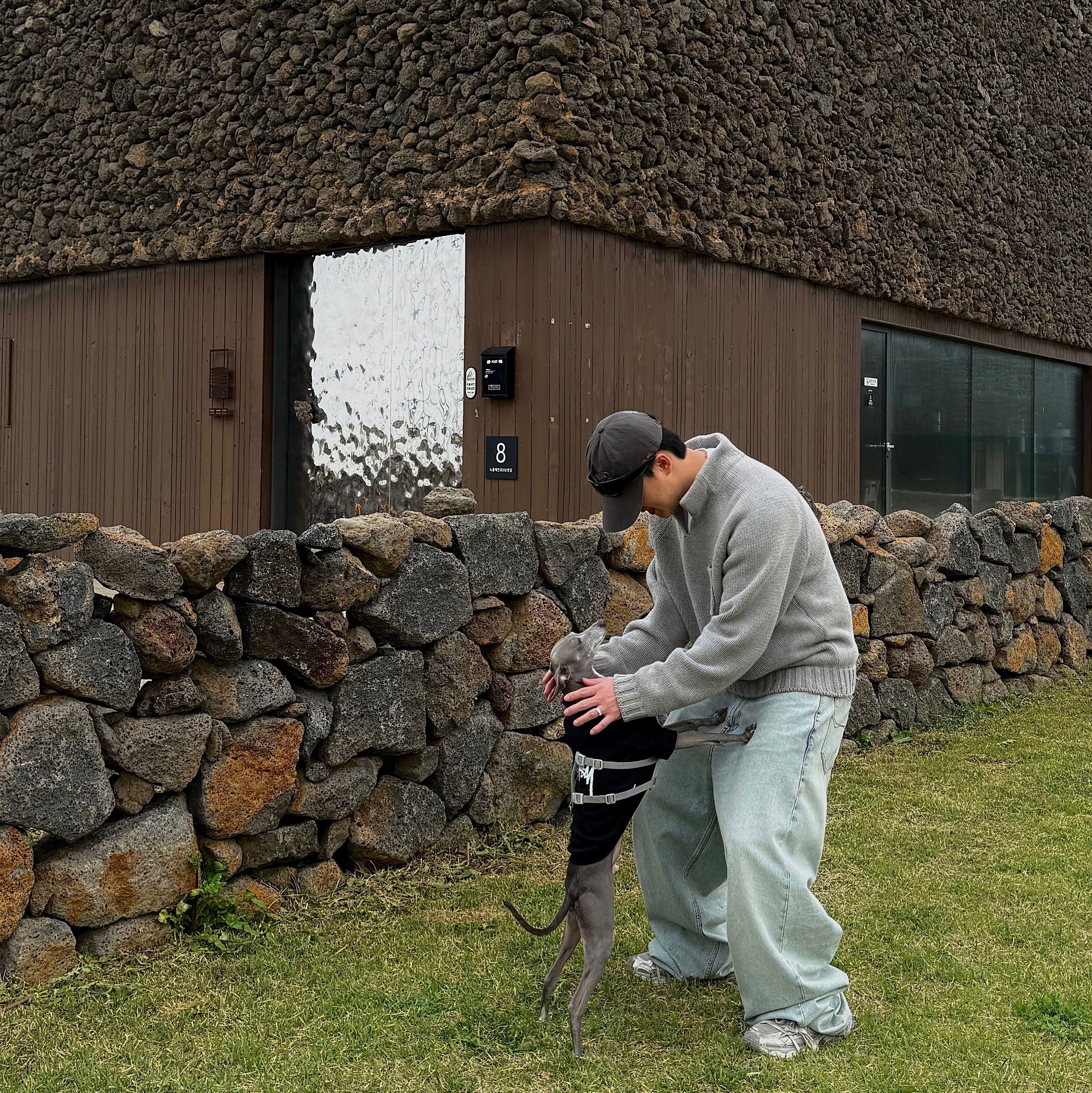 Farfromwhat Wave Cap Black, STU Collar Knit Grey 착용 스타일 - 2