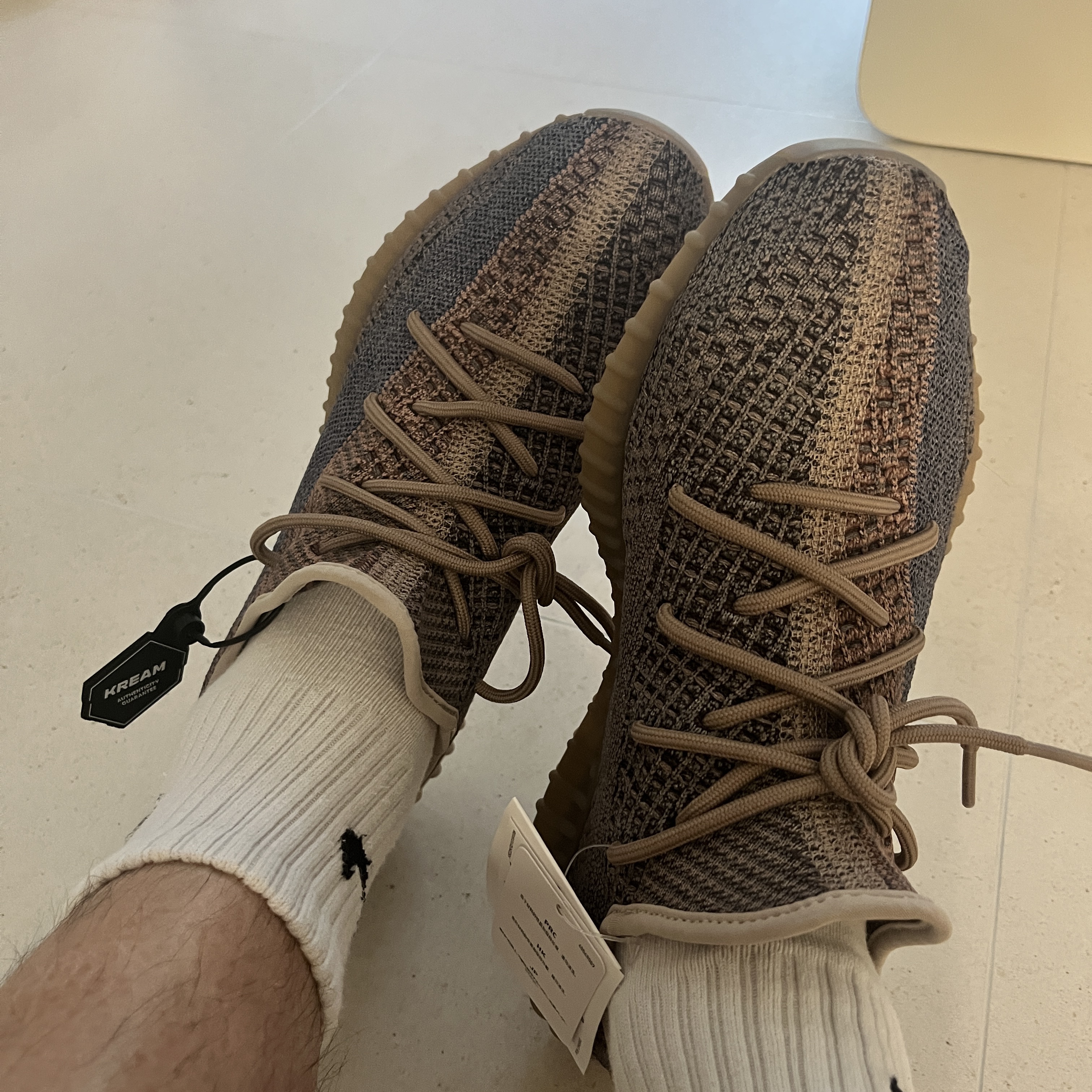 Adidas Yeezy Boost 350 V2 Fade 착용 스타일 - 4