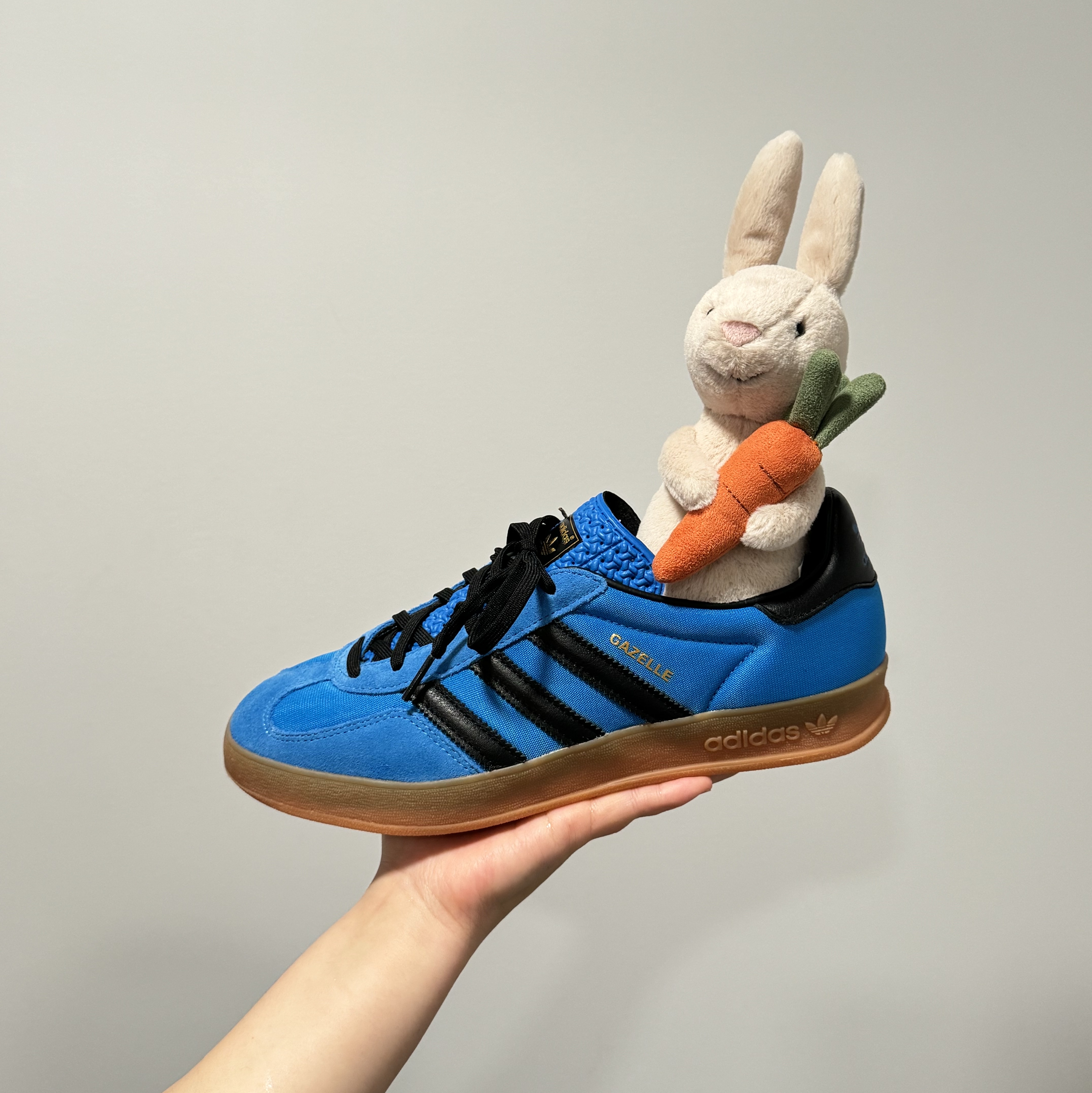 Adidas Gazelle Indoor Bright Blue Core Black 착용 스타일