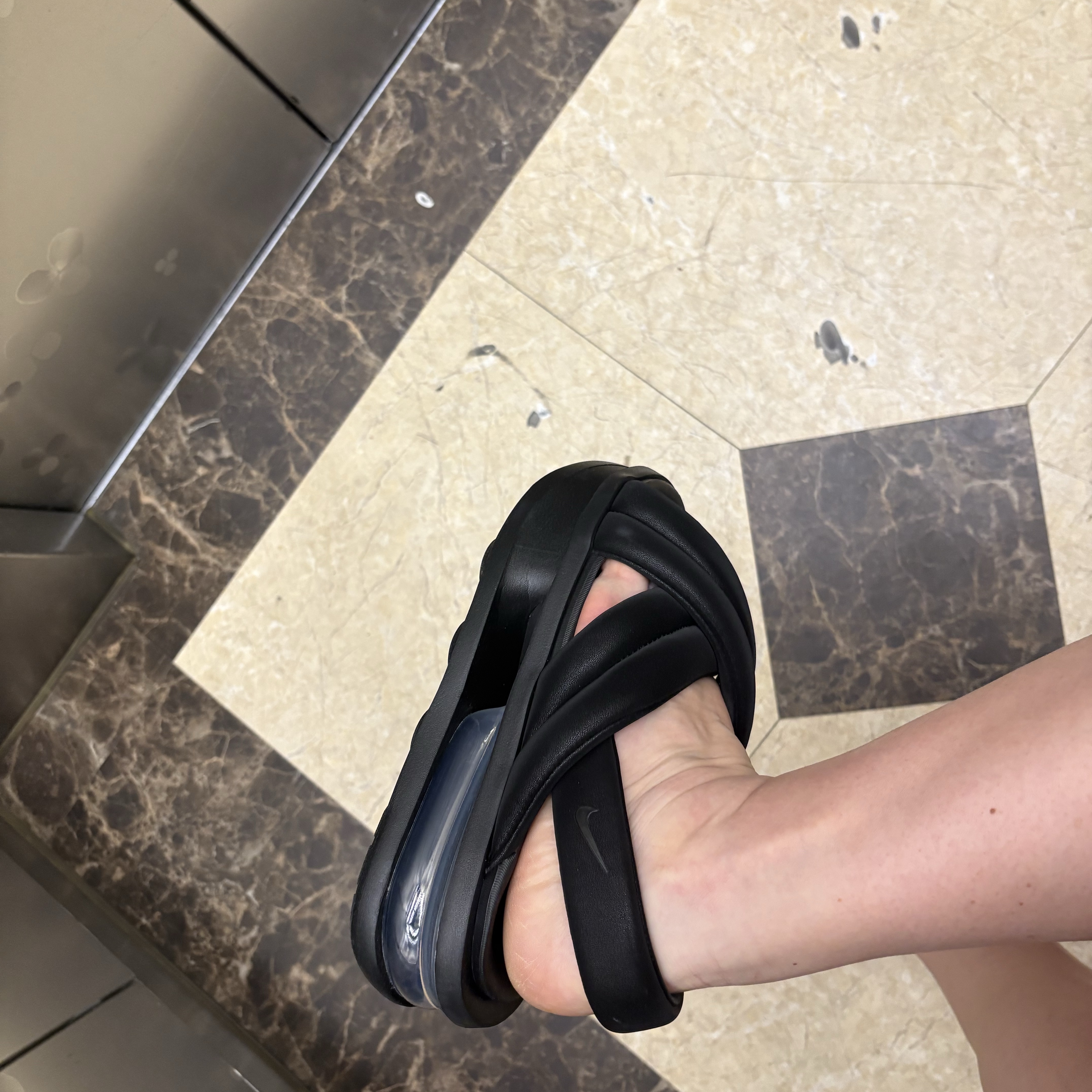 (W) Nike Air Max Isla Sandal Black Anthracite 착용 스타일 - 2